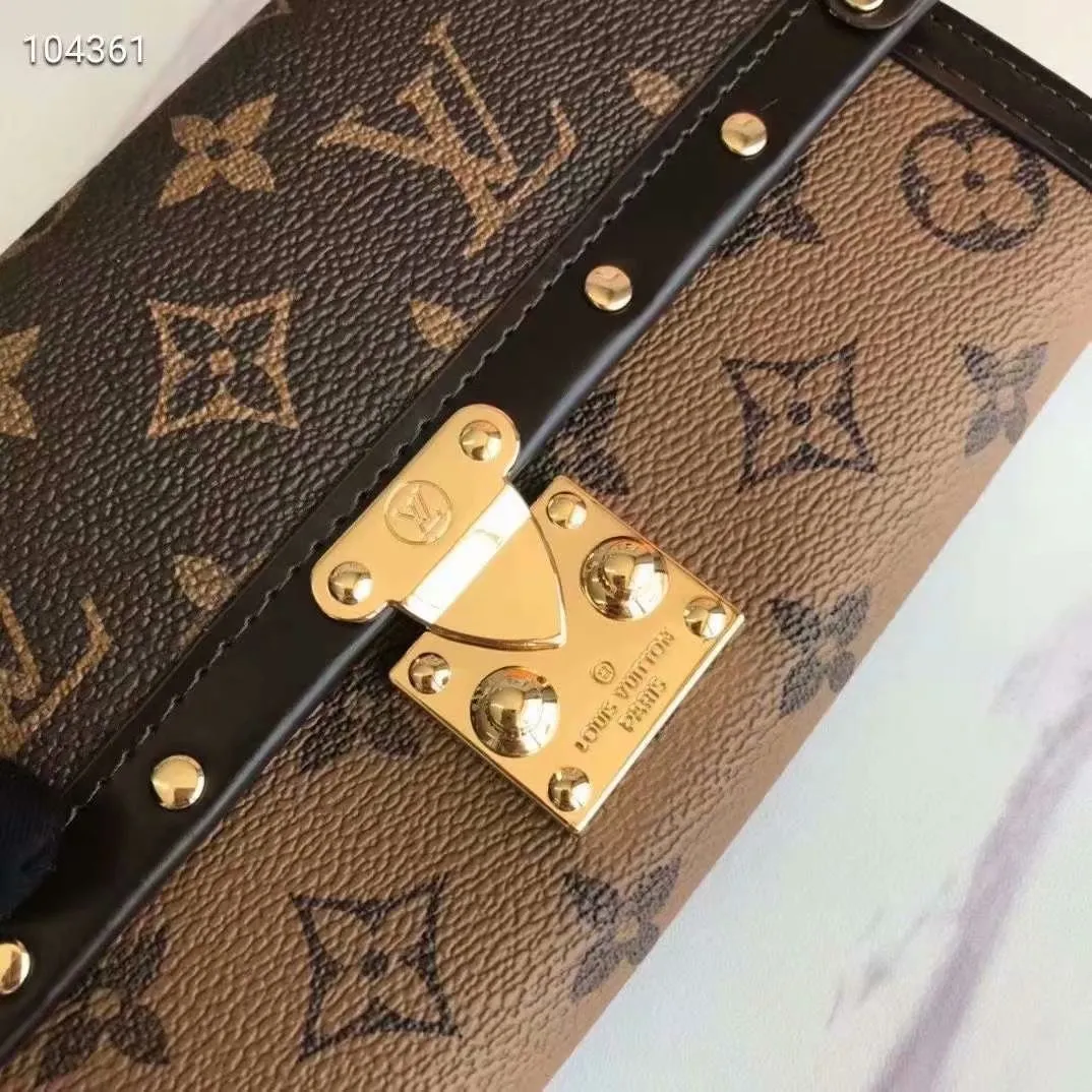 P160N60535 Material: PVC with cowhide leather Size: 21/10 Crafted from Damier Ebene canvas and decorated with the iconic S lock and rivets, this stylish Venice wallet pays homage to Louis Vuitton’s rich heritage as a luxury luggage manufacturer. Thanks to its spacious and functional interior, this model can also be used as an elegant clutch.