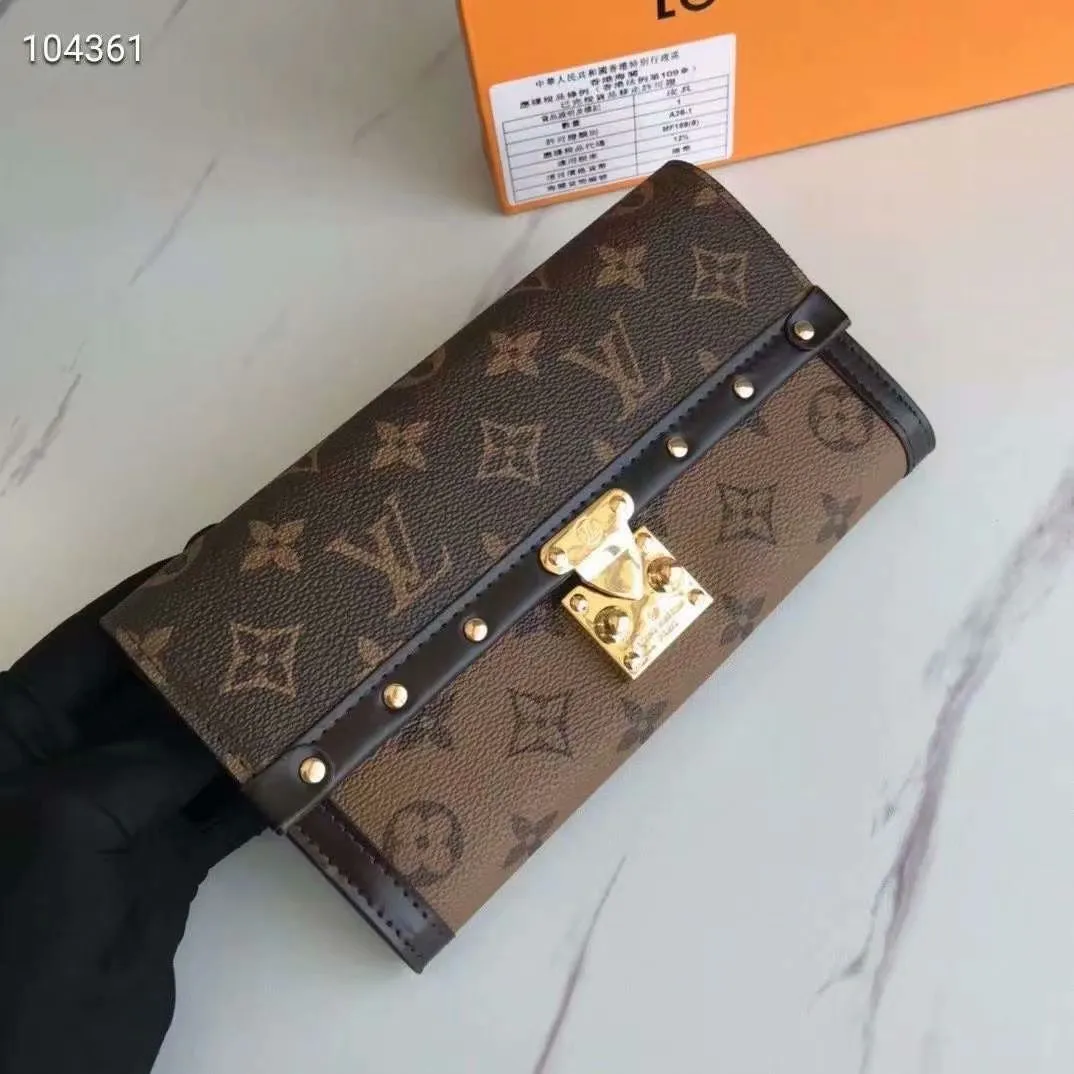 P160N60535 Material: PVC with cowhide leather Size: 21/10 Crafted from Damier Ebene canvas and decorated with the iconic S lock and rivets, this stylish Venice wallet pays homage to Louis Vuitton’s rich heritage as a luxury luggage manufacturer. Thanks to its spacious and functional interior, this model can also be used as an elegant clutch.
