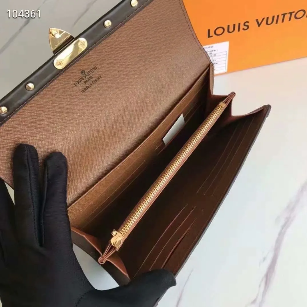 P160N60535 Material: PVC with cowhide leather Size: 21/10 Crafted from Damier Ebene canvas and decorated with the iconic S lock and rivets, this stylish Venice wallet pays homage to Louis Vuitton’s rich heritage as a luxury luggage manufacturer. Thanks to its spacious and functional interior, this model can also be used as an elegant clutch.
