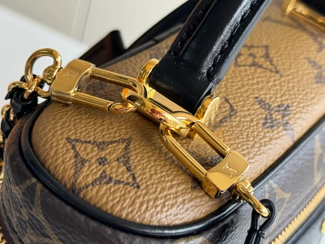 p1960 [equipped with counter mb full package] Vanity Chain Pouch handbag, special grade all-steel M47125 presbyopic rhombus decoded chip version, exclusive duty-free channel. This handbag draws inspiration from the classic cosmetic case, and the Monogram canvas interprets the spirit of travel. The top handle and detachable braided chain are infused with leather elements, complementing the clean lines of the bag. The L-engraved padlock and leather key bag continue the iconic details. Model: M47125 Presbyopia Size: 19*11.5*6.5cm