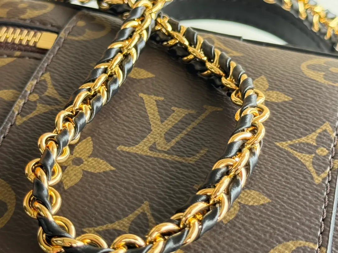 p1960 [equipped with counter mb full package] Vanity Chain Pouch handbag, special grade all-steel M47125 presbyopic rhombus decoded chip version, exclusive duty-free channel. This handbag draws inspiration from the classic cosmetic case, and the Monogram canvas interprets the spirit of travel. The top handle and detachable braided chain are infused with leather elements, complementing the clean lines of the bag. The L-engraved padlock and leather key bag continue the iconic details. Model: M47125 Presbyopia Size: 19*11.5*6.5cm
