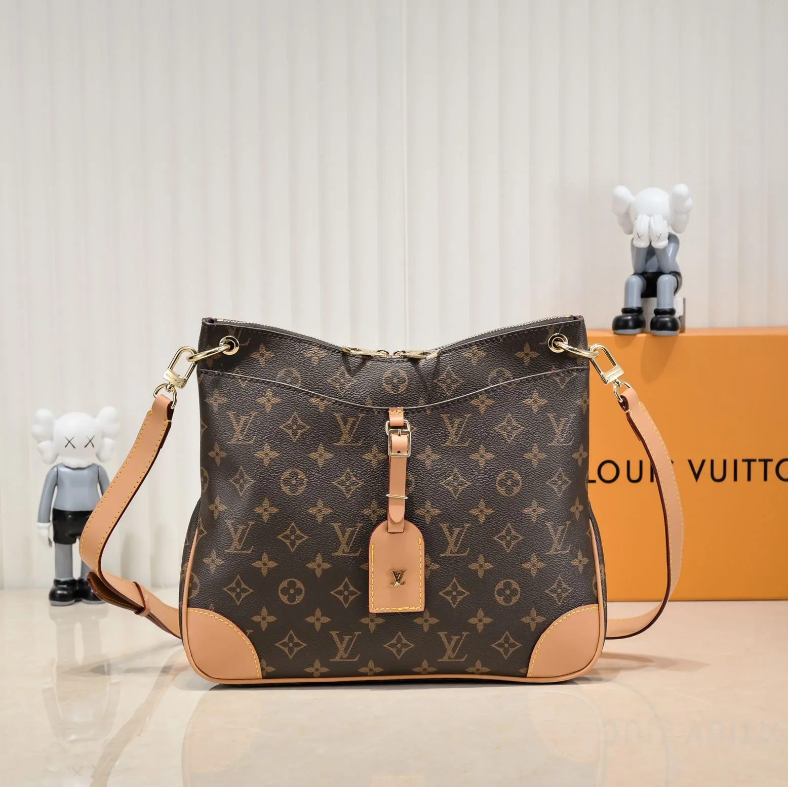💰Large 300💰💰Small 280💰Upgraded from the original M45353 M45354 M45355 A new Odeon medium and small handbag is launched in the autumn and winter of 2020, using Monogram canvas and reinforced leather corners to convey a retro feel. The adjustable shoulder strap makes it easy to carry on the shoulder or across the body, and the zipper allows easy access to your belongings. Monogram coated canvas Semi-distressed vegetable tanned leather Natural cowhide and colorful cowhide trim Fabric lining Metal hardware Leather corners Shoulder strap loops Double zip closure External patch pocket with magnetic closure
