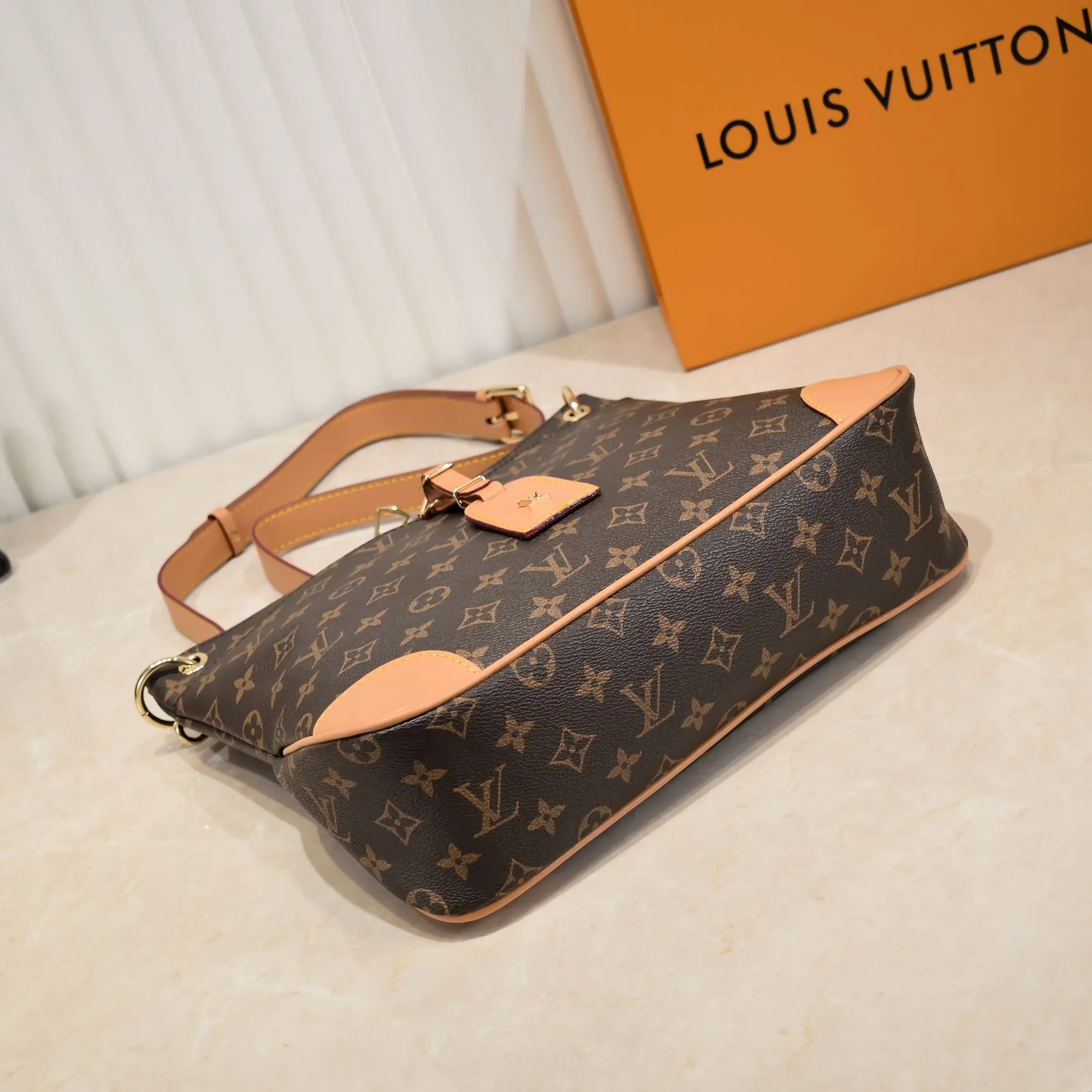 💰Large 300💰💰Small 280💰Upgraded from the original M45353 M45354 M45355 A new Odeon medium and small handbag is launched in the autumn and winter of 2020, using Monogram canvas and reinforced leather corners to convey a retro feel. The adjustable shoulder strap makes it easy to carry on the shoulder or across the body, and the zipper allows easy access to your belongings. Monogram coated canvas Semi-distressed vegetable tanned leather Natural cowhide and colorful cowhide trim Fabric lining Metal hardware Leather corners Shoulder strap loops Double zip closure External patch pocket with magnetic closure
