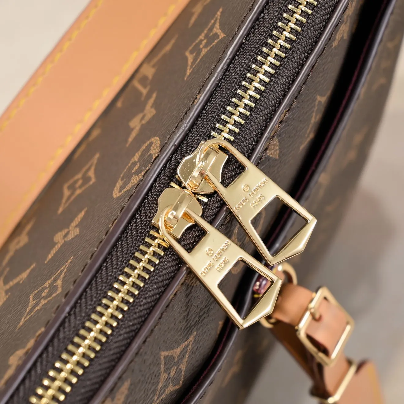 💰Large 300💰💰Small 280💰Upgraded from the original M45353 M45354 M45355 A new Odeon medium and small handbag is launched in the autumn and winter of 2020, using Monogram canvas and reinforced leather corners to convey a retro feel. The adjustable shoulder strap makes it easy to carry on the shoulder or across the body, and the zipper allows easy access to your belongings. Monogram coated canvas Semi-distressed vegetable tanned leather Natural cowhide and colorful cowhide trim Fabric lining Metal hardware Leather corners Shoulder strap loops Double zip closure External patch pocket with magnetic closure