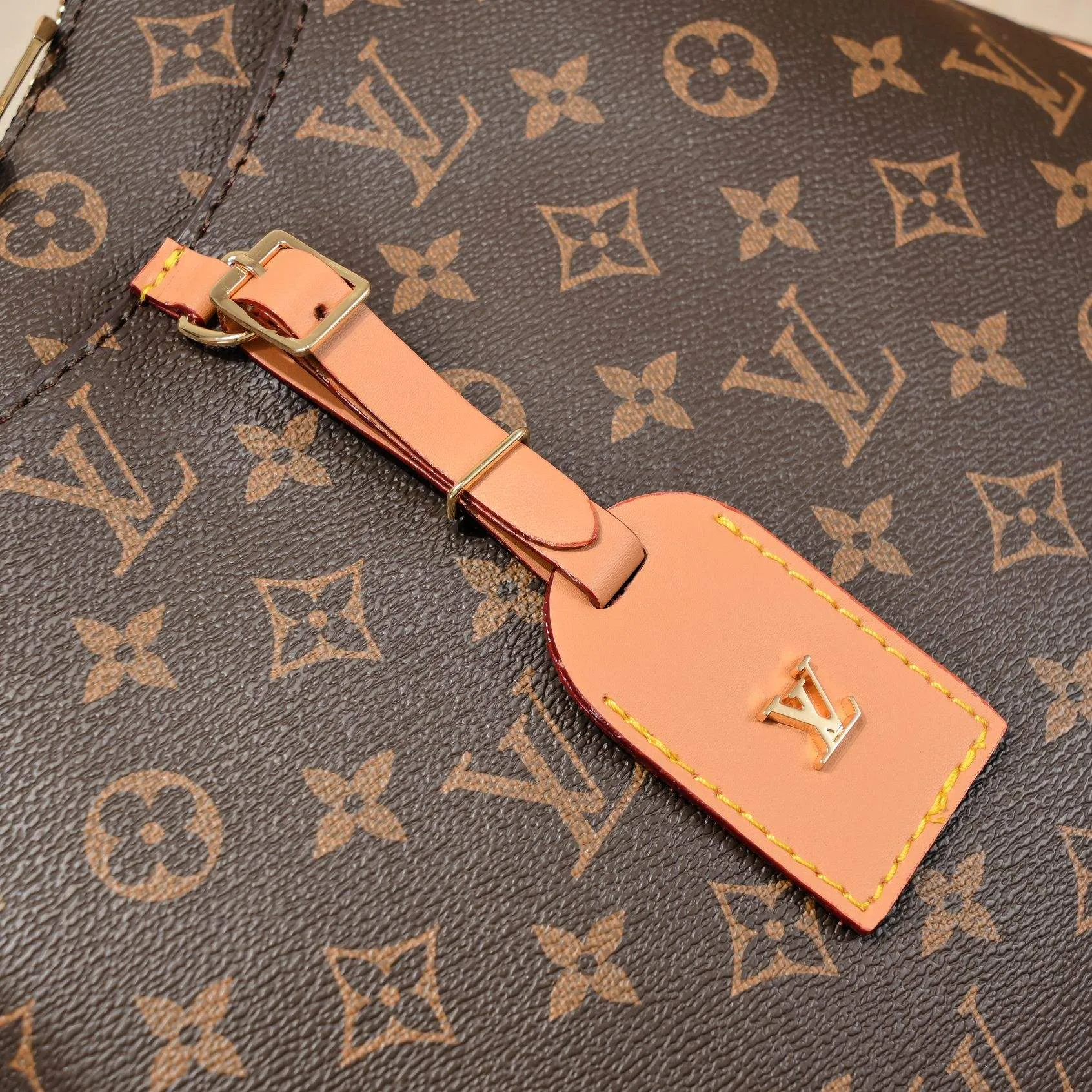 💰Large 300💰💰Small 280💰Upgraded from the original M45353 M45354 M45355 A new Odeon medium and small handbag is launched in the autumn and winter of 2020, using Monogram canvas and reinforced leather corners to convey a retro feel. The adjustable shoulder strap makes it easy to carry on the shoulder or across the body, and the zipper allows easy access to your belongings. Monogram coated canvas Semi-distressed vegetable tanned leather Natural cowhide and colorful cowhide trim Fabric lining Metal hardware Leather corners Shoulder strap loops Double zip closure External patch pocket with magnetic closure
