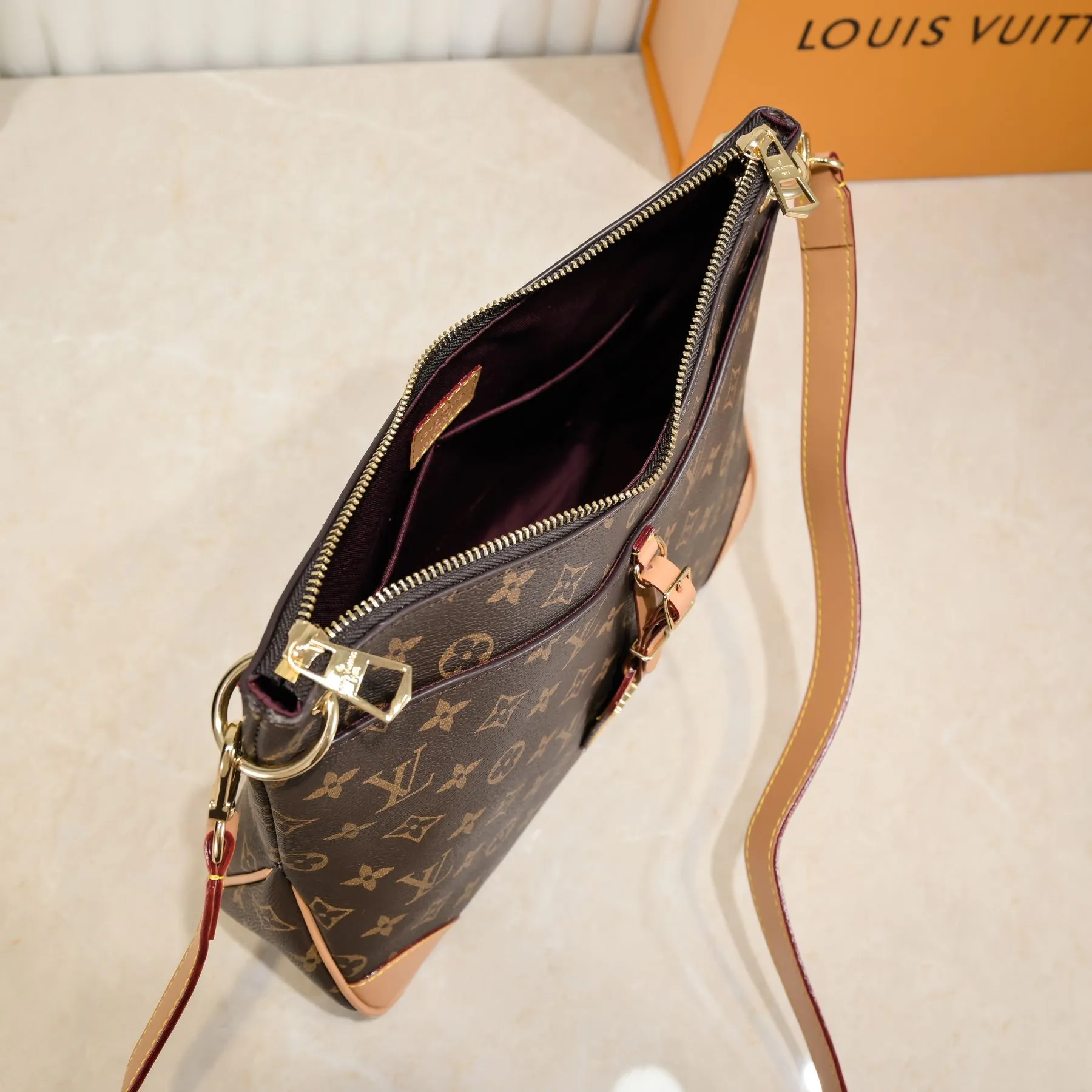 💰Large 300💰💰Small 280💰Upgraded from the original M45353 M45354 M45355 A new Odeon medium and small handbag is launched in the autumn and winter of 2020, using Monogram canvas and reinforced leather corners to convey a retro feel. The adjustable shoulder strap makes it easy to carry on the shoulder or across the body, and the zipper allows easy access to your belongings. Monogram coated canvas Semi-distressed vegetable tanned leather Natural cowhide and colorful cowhide trim Fabric lining Metal hardware Leather corners Shoulder strap loops Double zip closure External patch pocket with magnetic closure