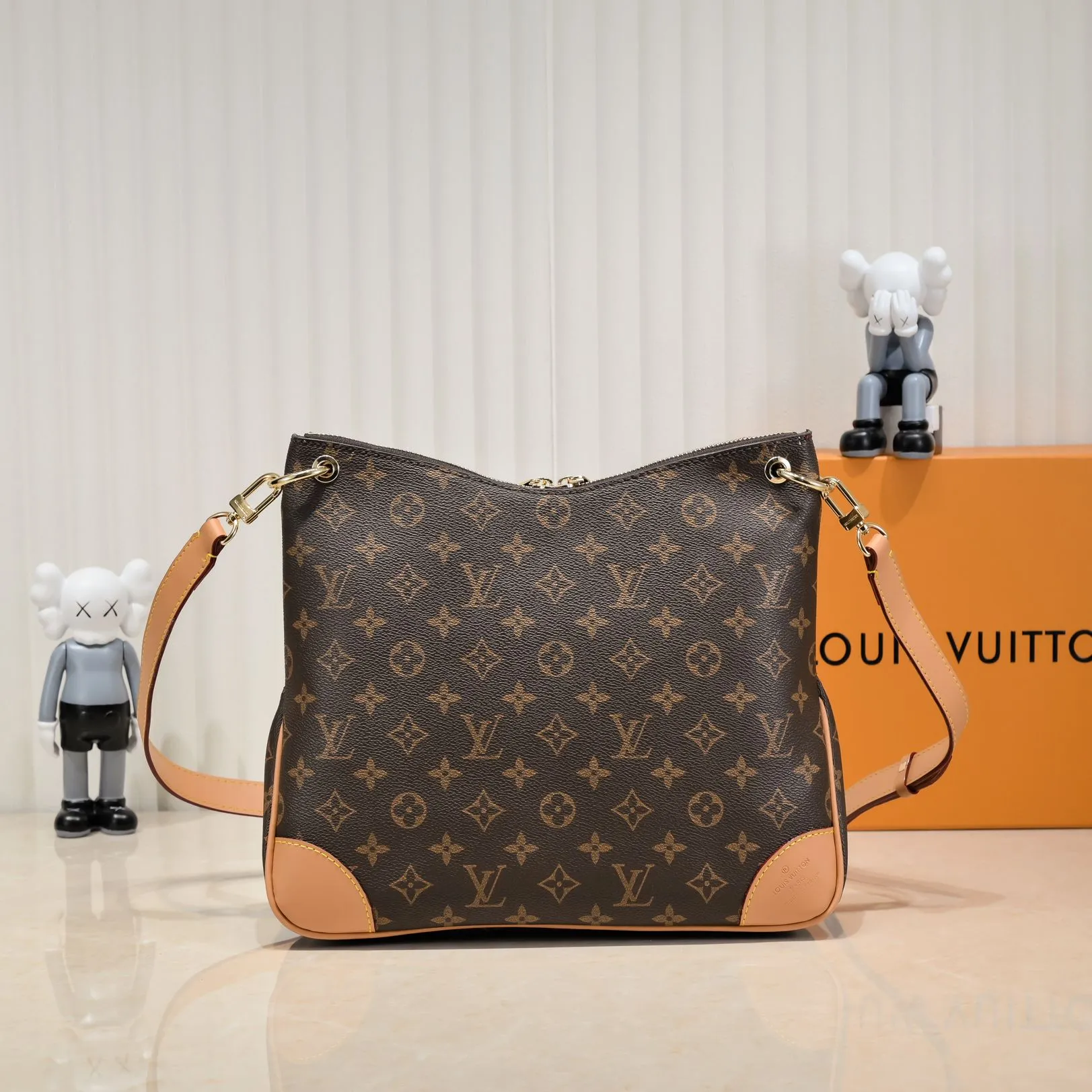 💰Large 300💰💰Small 280💰Upgraded from the original M45353 M45354 M45355 A new Odeon medium and small handbag is launched in the autumn and winter of 2020, using Monogram canvas and reinforced leather corners to convey a retro feel. The adjustable shoulder strap makes it easy to carry on the shoulder or across the body, and the zipper allows easy access to your belongings. Monogram coated canvas Semi-distressed vegetable tanned leather Natural cowhide and colorful cowhide trim Fabric lining Metal hardware Leather corners Shoulder strap loops Double zip closure External patch pocket with magnetic closure