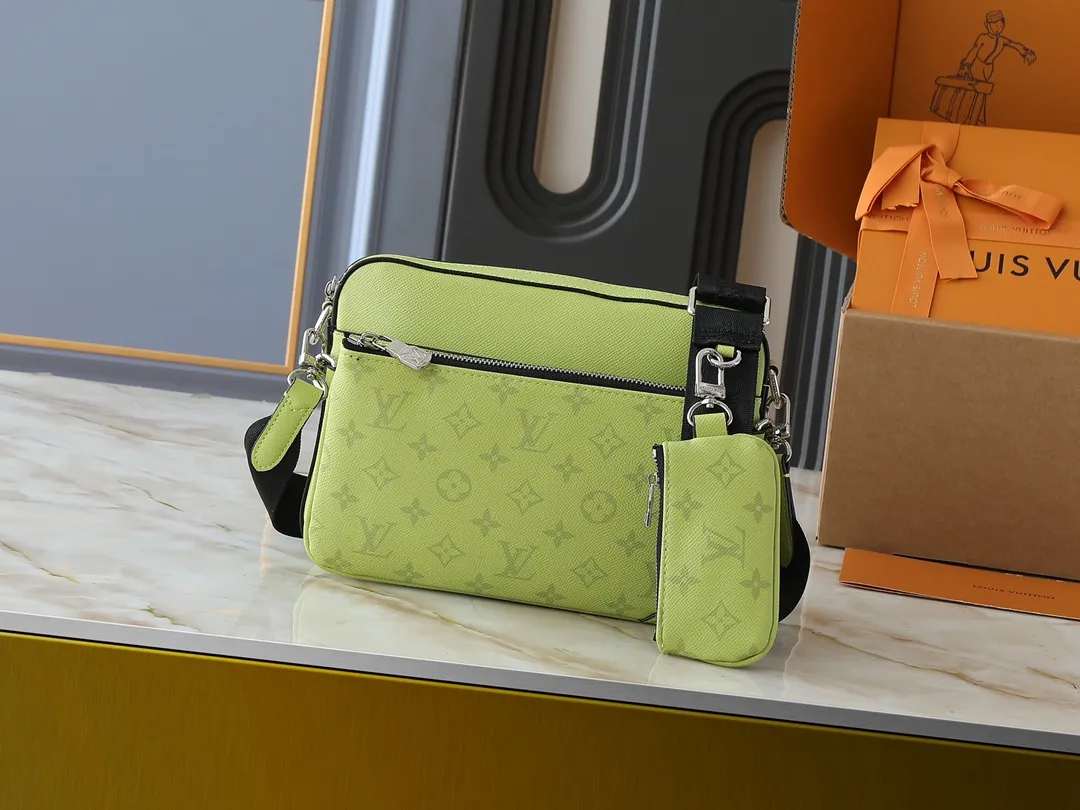 💰260💰Upgraded from the original M14069 M11648 M11645 M24754 M46603 M46602 M46604 M69443 This Trio messenger bag is made of Monogram embossed cow leather. The zippered front pocket and the small coin purse on the shoulder strap are both detachable, enriching the functional design with the main compartment. The removable and adjustable jacquard fabric shoulder strap is marked with the brand's logo for comfortable shoulder and cross-body wear. Size: 25×18.5×7cm