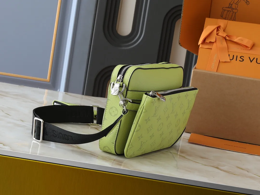 💰260💰Upgraded from the original M14069 M11648 M11645 M24754 M46603 M46602 M46604 M69443 This Trio messenger bag is made of Monogram embossed cow leather. The zippered front pocket and the small coin purse on the shoulder strap are both detachable, enriching the functional design with the main compartment. The removable and adjustable jacquard fabric shoulder strap is marked with the brand's logo for comfortable shoulder and cross-body wear. Size: 25×18.5×7cm