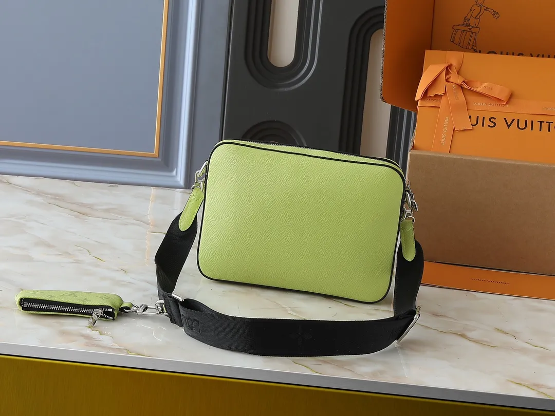 💰260💰Upgraded from the original M14069 M11648 M11645 M24754 M46603 M46602 M46604 M69443 This Trio messenger bag is made of Monogram embossed cow leather. The zippered front pocket and the small coin purse on the shoulder strap are both detachable, enriching the functional design with the main compartment. The removable and adjustable jacquard fabric shoulder strap is marked with the brand's logo for comfortable shoulder and cross-body wear. Size: 25×18.5×7cm
