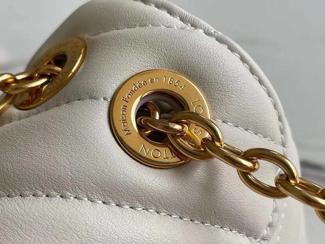 💰1160 (Top Grain Leather) Top Original M58549 NEW WAVE Chain Bag V-shaped quilted chain bag handbag The vintage gold color chain slides through carved holes, while the folding fastener makes it soft. Thanks to its multiple compartments, the interior makes it easier to place women's necessities. Chain bag with easily identifiable badge logo. Size: 24x14x9cm