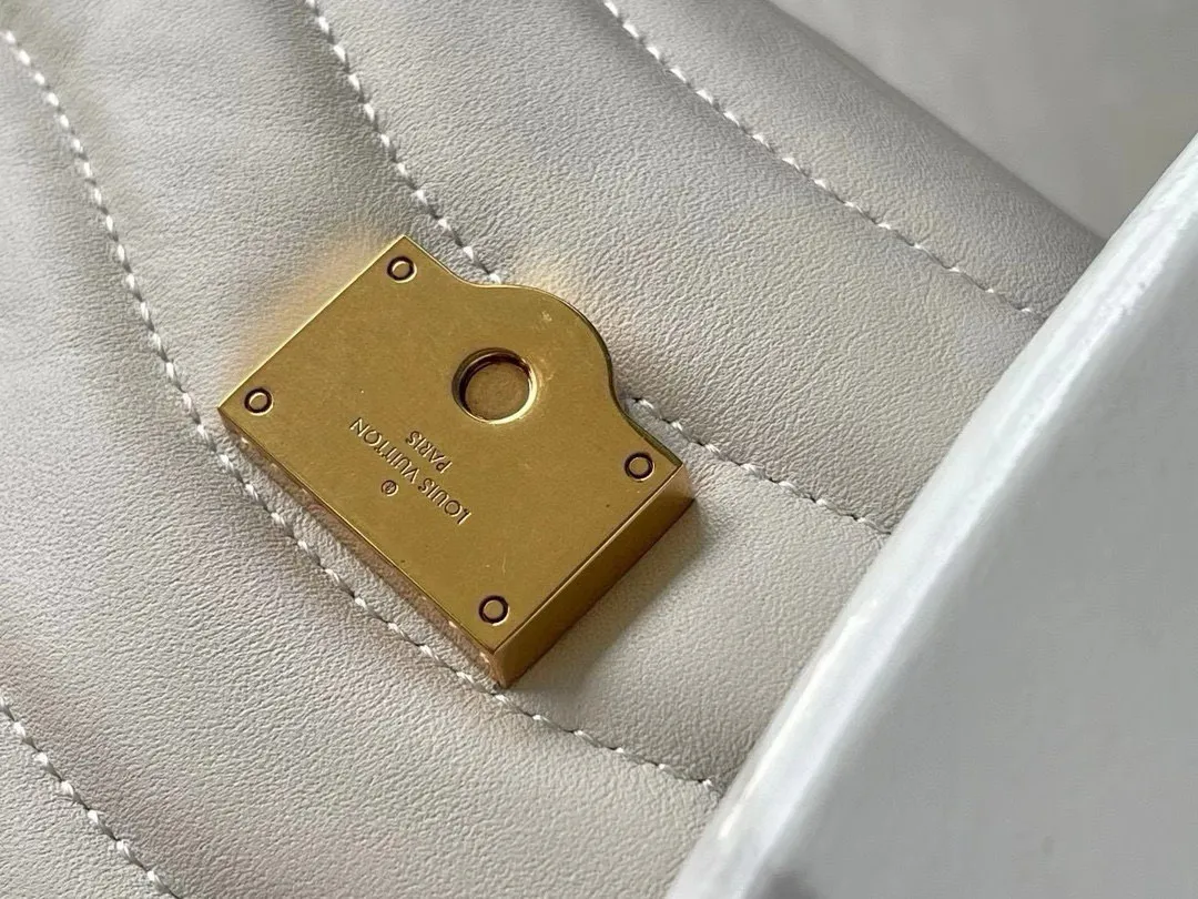 💰1160 (Top Grain Leather) Top Original M58549 NEW WAVE Chain Bag V-shaped quilted chain bag handbag The vintage gold color chain slides through carved holes, while the folding fastener makes it soft. Thanks to its multiple compartments, the interior makes it easier to place women's necessities. Chain bag with easily identifiable badge logo. Size: 24x14x9cm