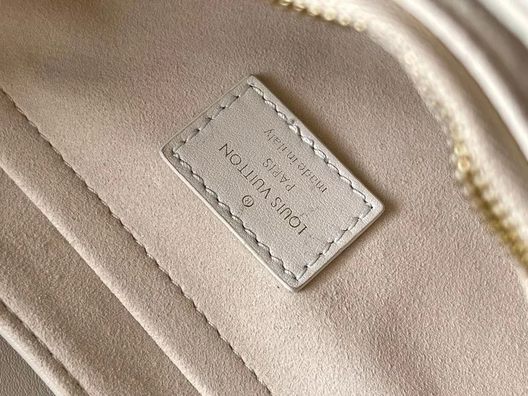 💰1160 (Top Grain Leather) Top Original M58549 NEW WAVE Chain Bag V-shaped quilted chain bag handbag The vintage gold color chain slides through carved holes, while the folding fastener makes it soft. Thanks to its multiple compartments, the interior makes it easier to place women's necessities. Chain bag with easily identifiable badge logo. Size: 24x14x9cm