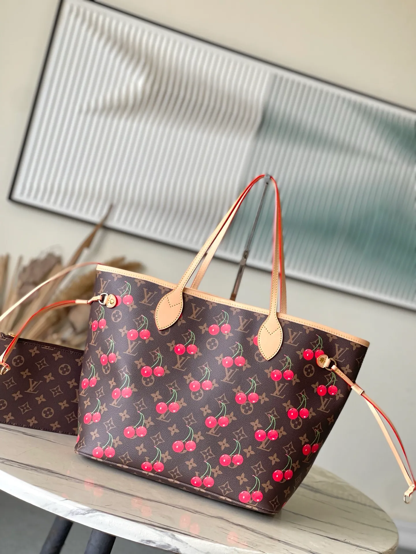 💰1080 Top Original Order M13263 This medium-sized Neverfull handbag reinterprets the cheerful elements of the Louis Vuitton Cow leather trim completes the classic style. Dimensions: 31 × 28 × 14 cm