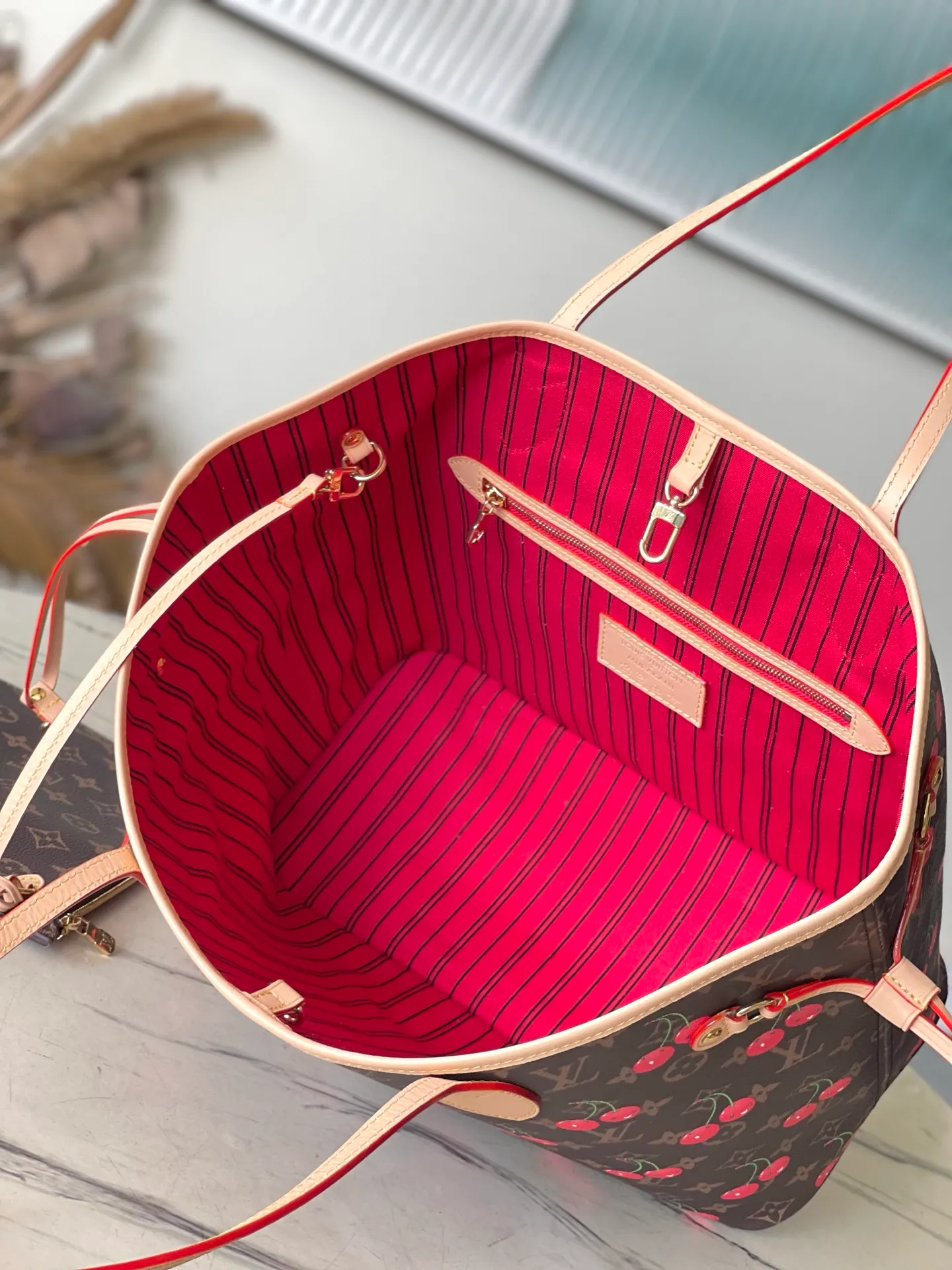 💰1080 Top Original Order M13263 This medium-sized Neverfull handbag reinterprets the cheerful elements of the Louis Vuitton Cow leather trim completes the classic style. Dimensions: 31 × 28 × 14 cm