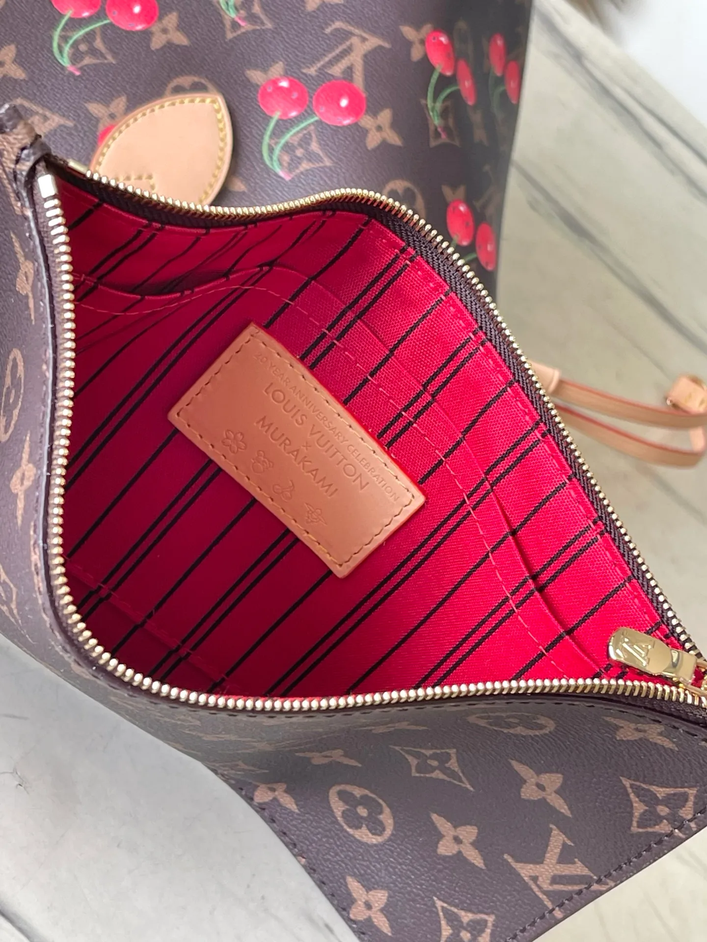 💰1080 Top Original Order M13263 This medium-sized Neverfull handbag reinterprets the cheerful elements of the Louis Vuitton Cow leather trim completes the classic style. Dimensions: 31 × 28 × 14 cm