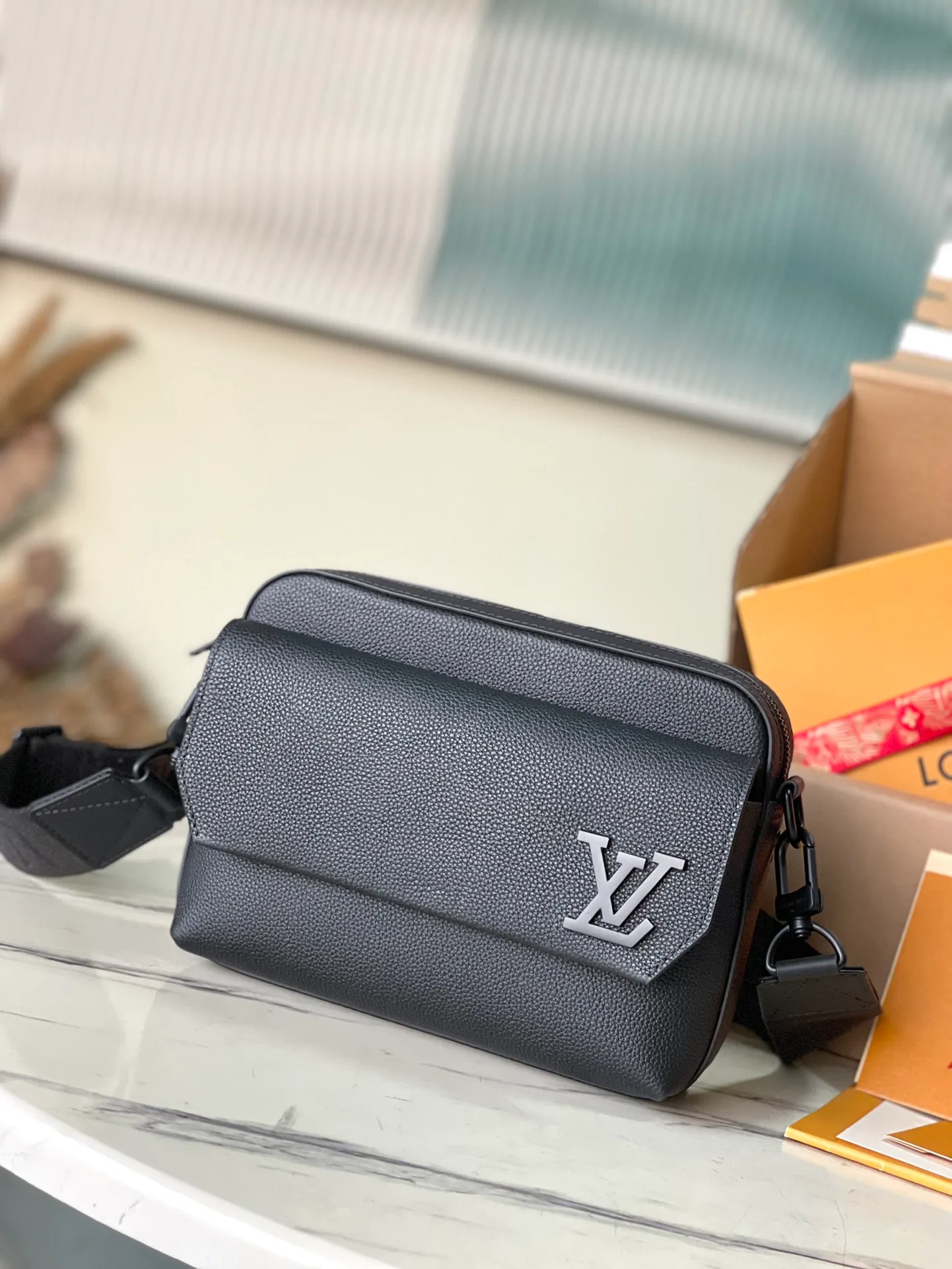 💰1000 (top layer leather) top original order M22482. Support counter inspection. Photos taken of duty-free goods are consistent with the product without unpacking. This product is an exclusive duty-free product in the market and is the highest-end product. Inspection is supported. This product has passed strict inspection and is flawless. Please wear gloves when touching the product. This product is not returnable or exchangeable. Please confirm the product first and then remove the label on the handle. This product is temporarily not open to the public, only regular customers, and is in short supply. Dimensions: 23.5 x 18 x 7 cm