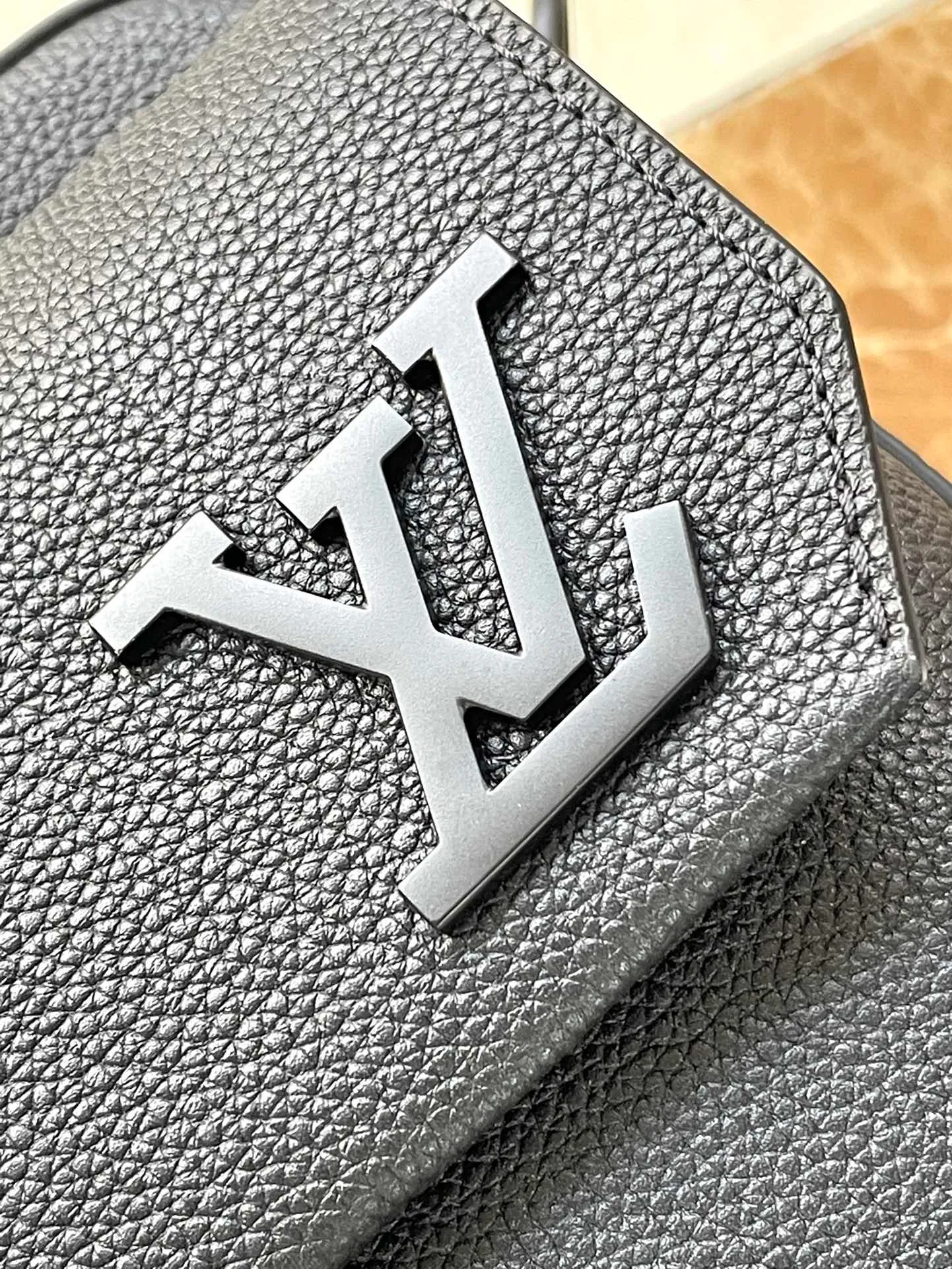 💰1000 (top layer leather) top original order M22482. Support counter inspection. Photos taken of duty-free goods are consistent with the product without unpacking. This product is an exclusive duty-free product in the market and is the highest-end product. Inspection is supported. This product has passed strict inspection and is flawless. Please wear gloves when touching the product. This product is not returnable or exchangeable. Please confirm the product first and then remove the label on the handle. This product is temporarily not open to the public, only regular customers, and is in short supply. Dimensions: 23.5 x 18 x 7 cm