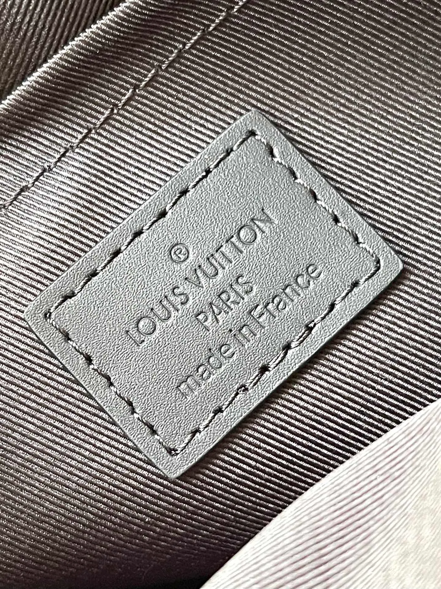 💰1000 (top layer leather) top original order M22482. Support counter inspection. Photos taken of duty-free goods are consistent with the product without unpacking. This product is an exclusive duty-free product in the market and is the highest-end product. Inspection is supported. This product has passed strict inspection and is flawless. Please wear gloves when touching the product. This product is not returnable or exchangeable. Please confirm the product first and then remove the label on the handle. This product is temporarily not open to the public, only regular customers, and is in short supply. Dimensions: 23.5 x 18 x 7 cm