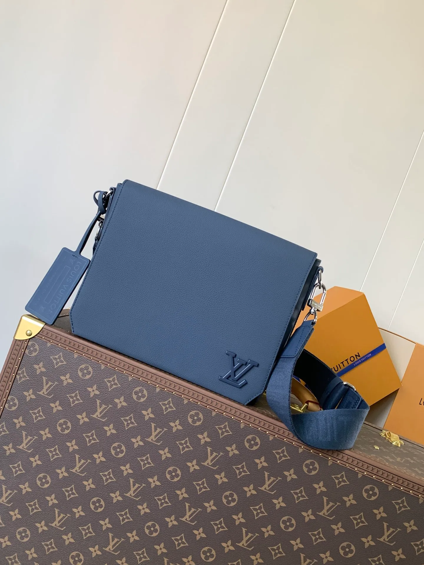 💰1120 (top layer leather) top original order M57080 black M21363 blue 22505 asphalt gray 23709 navy blue top original order transcoding chip LV Aerogram The minimalist design of the messenger bag is full of trendy atmosphere: the customizable label on the fine cow leather surface looks like the stamps on old aviation letterheads, the right-angled flap opens the interior space, which can accommodate mobile phones, tablets and documents, and the zippered back pocket securely stores valuables. 27.0