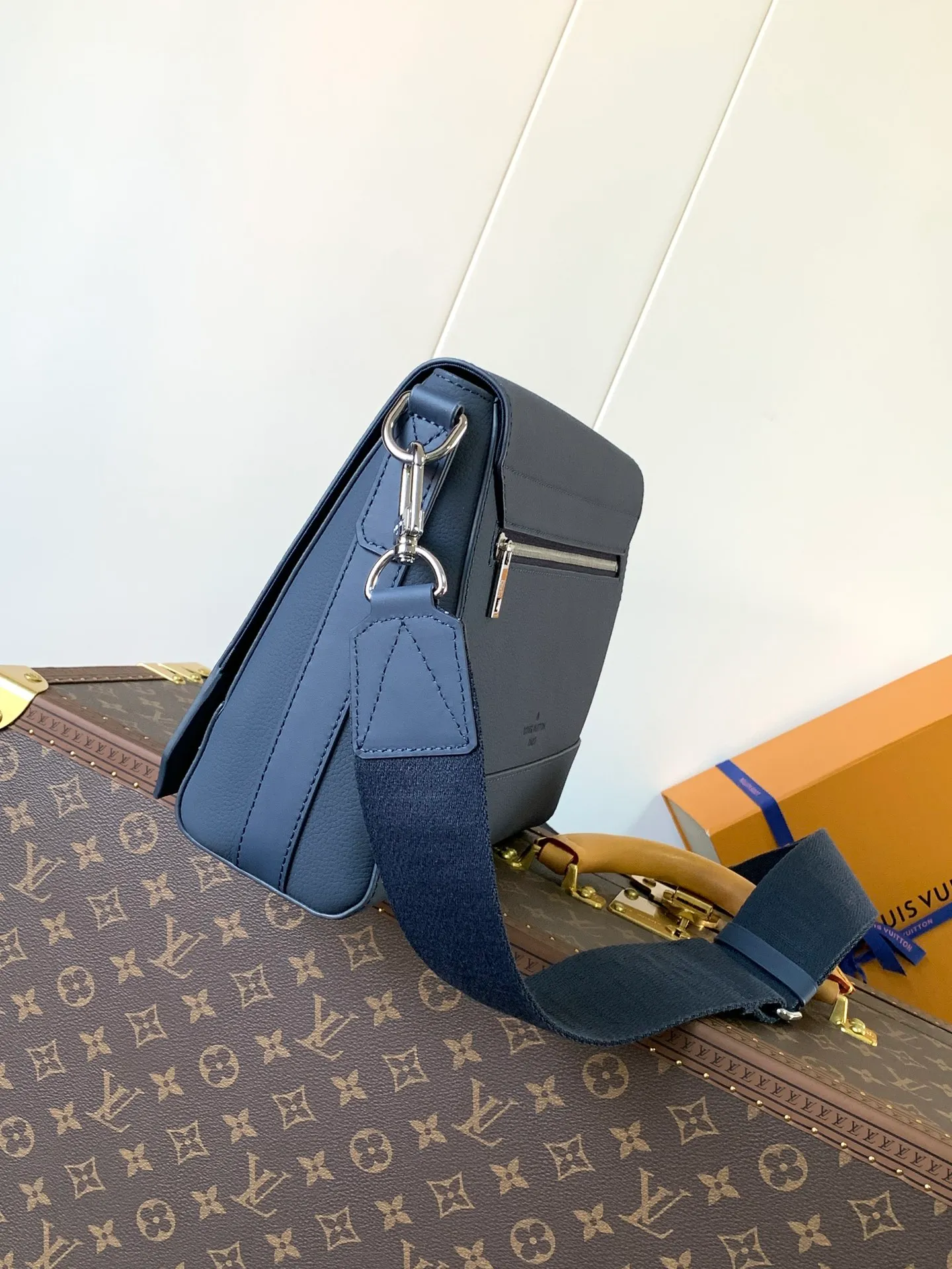 💰1120 (top layer leather) top original order M57080 black M21363 blue 22505 asphalt gray 23709 navy blue top original order transcoding chip LV Aerogram The minimalist design of the messenger bag is full of trendy atmosphere: the customizable label on the fine cow leather surface looks like the stamps on old aviation letterheads, the right-angled flap opens the interior space, which can accommodate mobile phones, tablets and documents, and the zippered back pocket securely stores valuables. 27.0