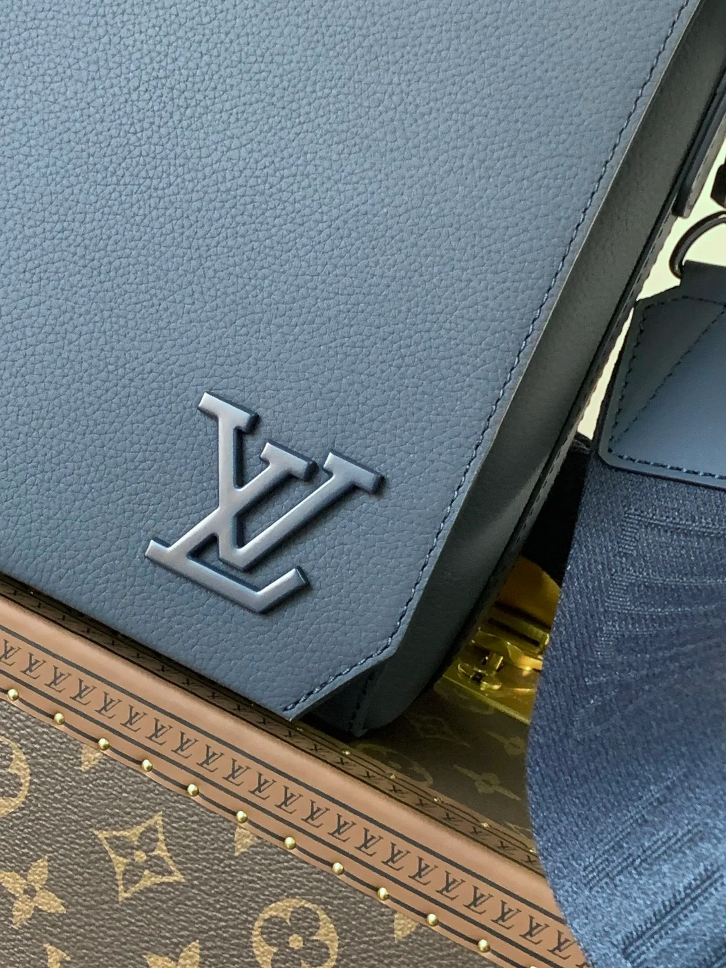 💰1120 (top layer leather) top original order M57080 black M21363 blue 22505 asphalt gray 23709 navy blue top original order transcoding chip LV Aerogram The minimalist design of the messenger bag is full of trendy atmosphere: the customizable label on the fine cow leather surface looks like the stamps on old aviation letterheads, the right-angled flap opens the interior space, which can accommodate mobile phones, tablets and documents, and the zippered back pocket securely stores valuables. 27.0