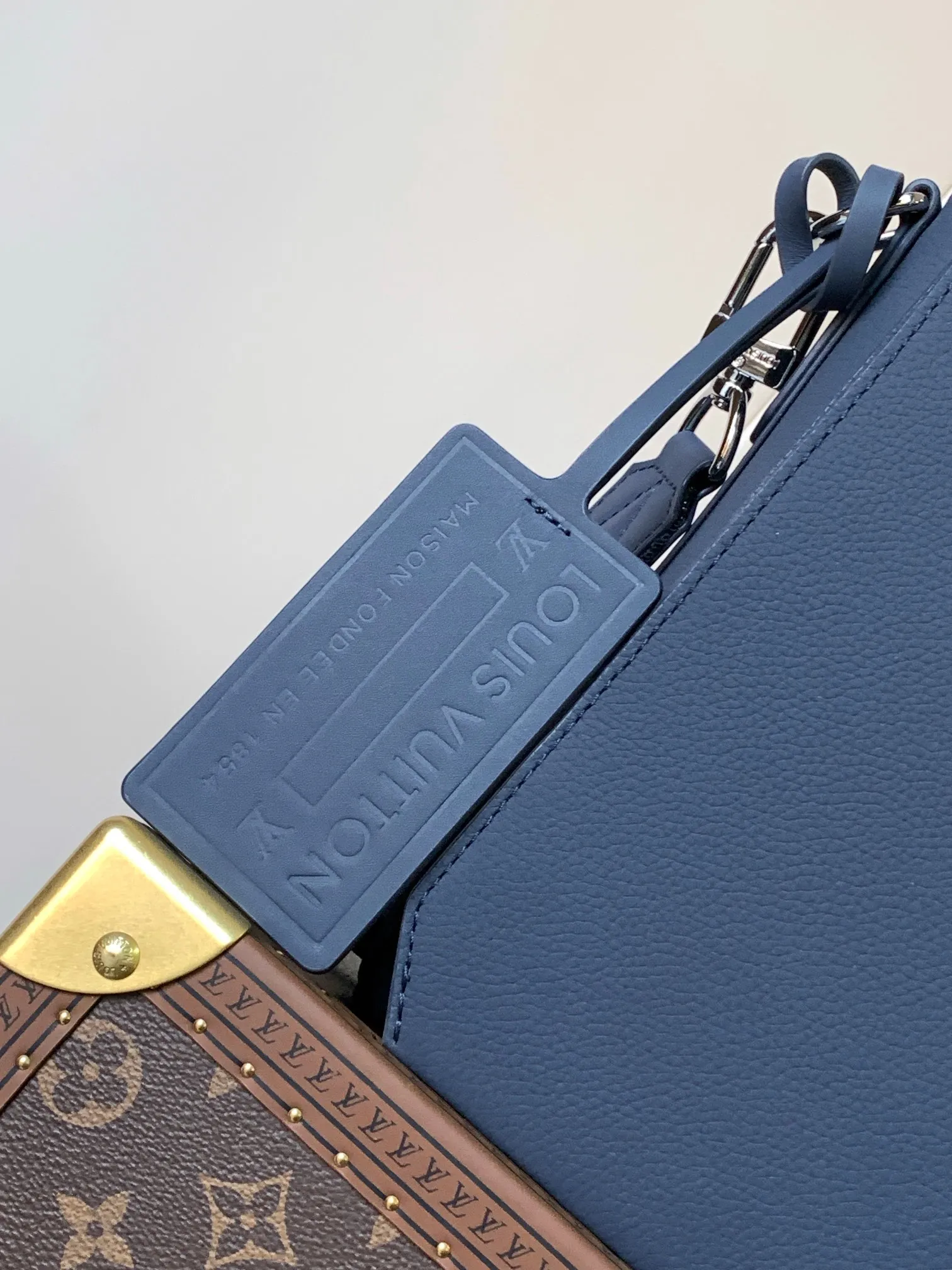 💰1120 (top layer leather) top original order M57080 black M21363 blue 22505 asphalt gray 23709 navy blue top original order transcoding chip LV Aerogram The minimalist design of the messenger bag is full of trendy atmosphere: the customizable label on the fine cow leather surface looks like the stamps on old aviation letterheads, the right-angled flap opens the interior space, which can accommodate mobile phones, tablets and documents, and the zippered back pocket securely stores valuables. 27.0
