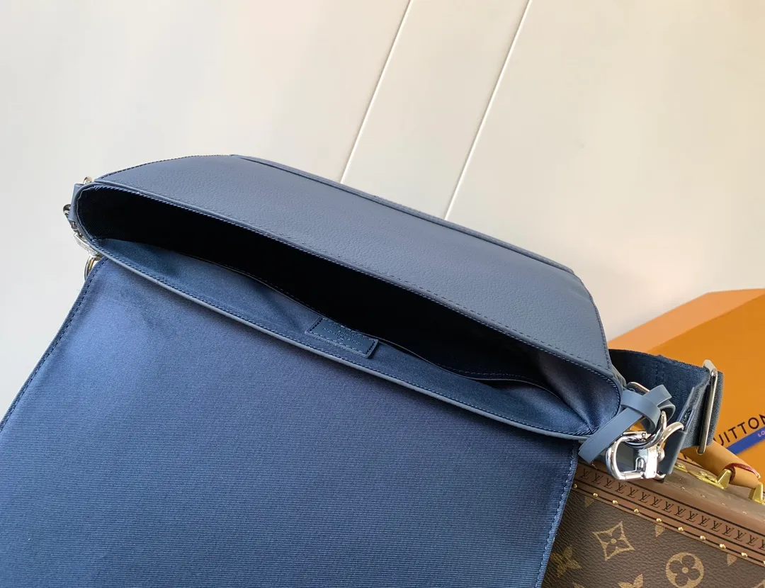💰1120 (top layer leather) top original order M57080 black M21363 blue 22505 asphalt gray 23709 navy blue top original order transcoding chip LV Aerogram The minimalist design of the messenger bag is full of trendy atmosphere: the customizable label on the fine cow leather surface looks like the stamps on old aviation letterheads, the right-angled flap opens the interior space, which can accommodate mobile phones, tablets and documents, and the zippered back pocket securely stores valuables. 27.0