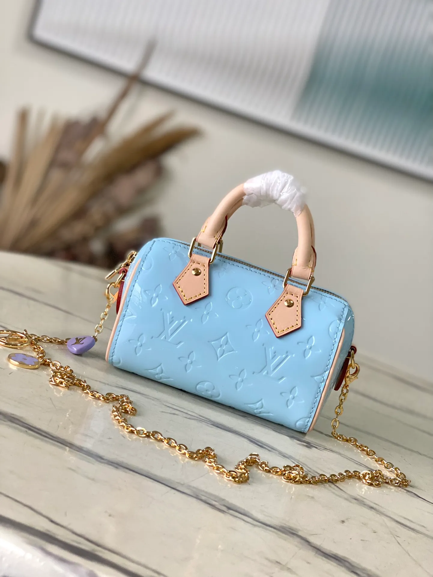 💰1020 (top layer leather) top original order M83000 blue. This Nano Speedy handbag is made of Monogram Vernis pastel-colored patent leather. It is a mini version of the brand's most famous travel bag. The bright patent leather is embossed with the Monogram pattern and features a natural leather top handle. The detachable gold chain strap is embellished with a charm and is the perfect size for mobile phones and small wallets. Dimensions: 16 x 10 x 7.5 cm (length x height x width)