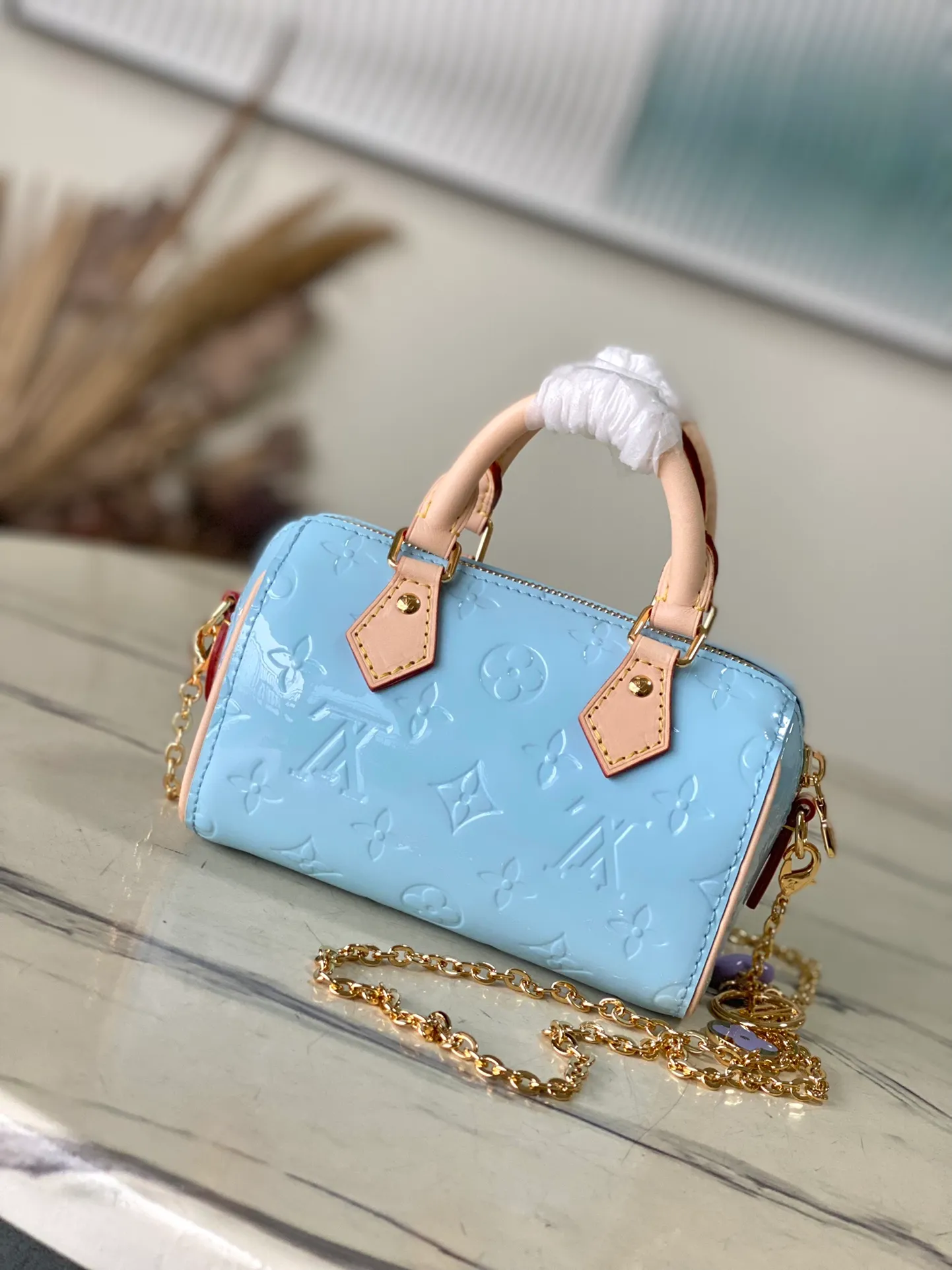💰1020 (top layer leather) top original order M83000 blue. This Nano Speedy handbag is made of Monogram Vernis pastel-colored patent leather. It is a mini version of the brand's most famous travel bag. The bright patent leather is embossed with the Monogram pattern and features a natural leather top handle. The detachable gold chain strap is embellished with a charm and is the perfect size for mobile phones and small wallets. Dimensions: 16 x 10 x 7.5 cm (length x height x width)