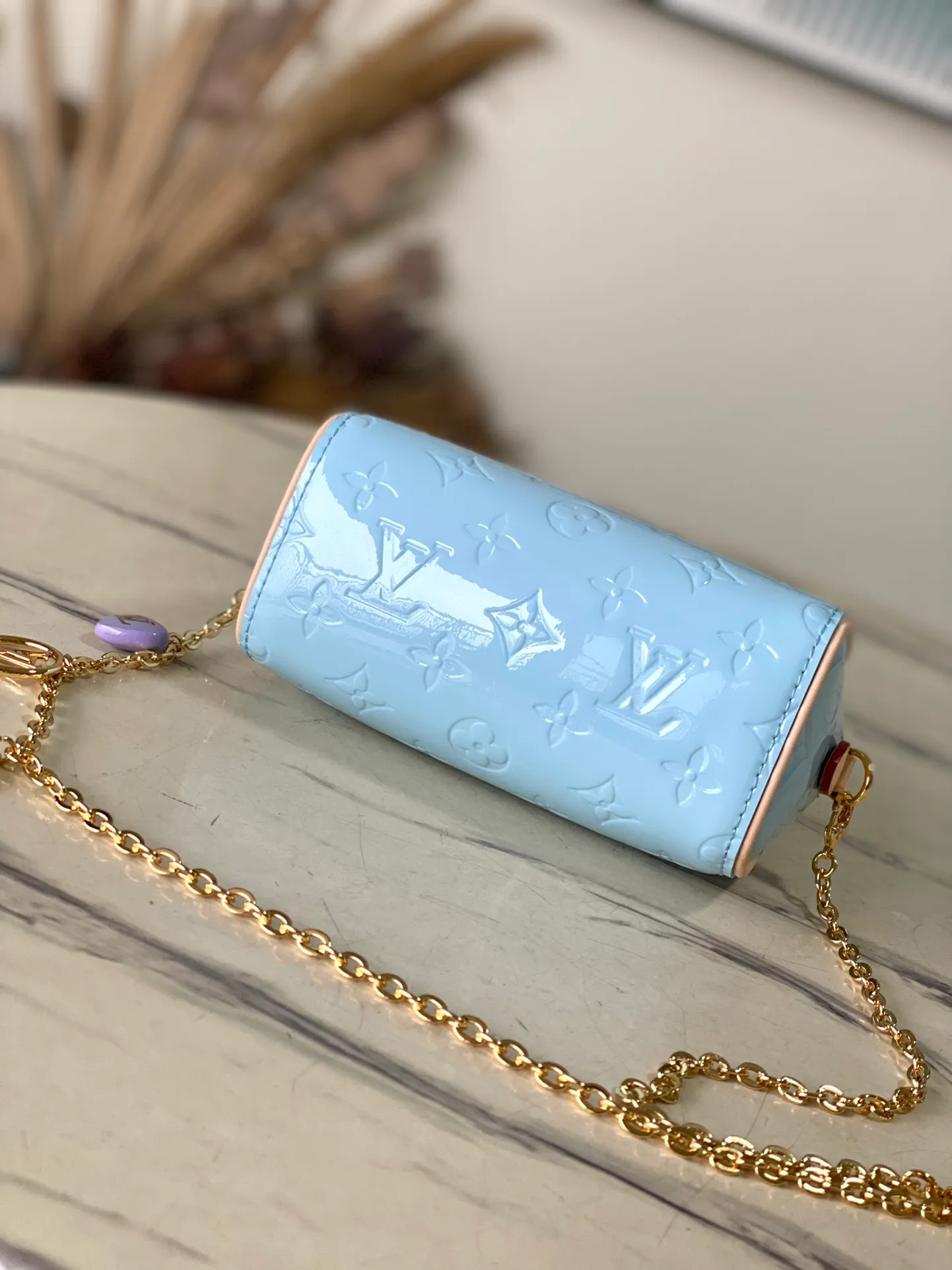 💰1020 (top layer leather) top original order M83000 blue. This Nano Speedy handbag is made of Monogram Vernis pastel-colored patent leather. It is a mini version of the brand's most famous travel bag. The bright patent leather is embossed with the Monogram pattern and features a natural leather top handle. The detachable gold chain strap is embellished with a charm and is the perfect size for mobile phones and small wallets. Dimensions: 16 x 10 x 7.5 cm (length x height x width)