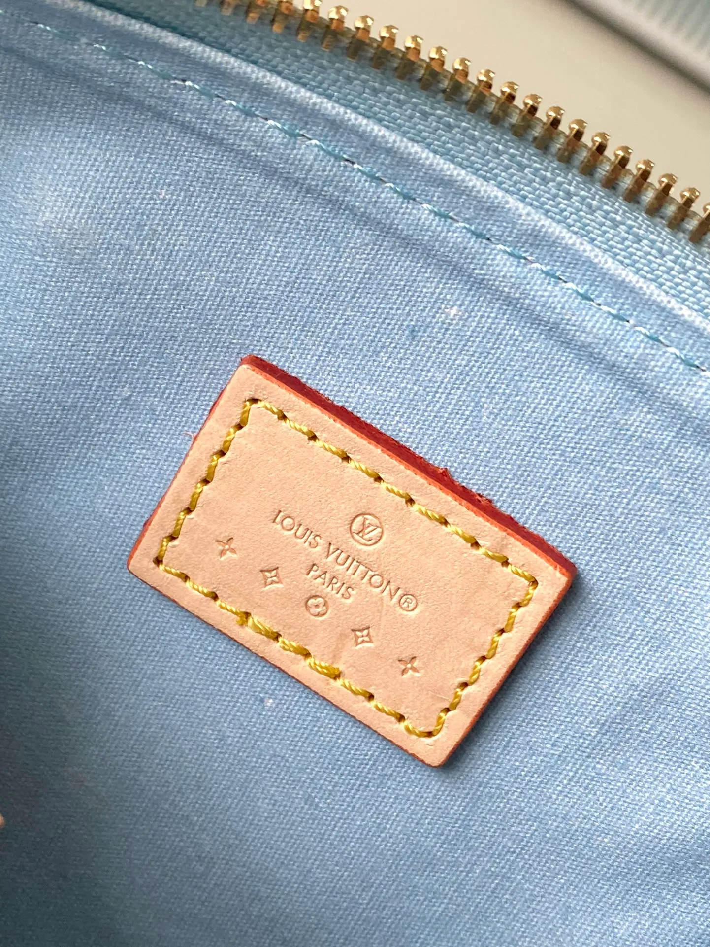 💰1020 (top layer leather) top original order M83000 blue. This Nano Speedy handbag is made of Monogram Vernis pastel-colored patent leather. It is a mini version of the brand's most famous travel bag. The bright patent leather is embossed with the Monogram pattern and features a natural leather top handle. The detachable gold chain strap is embellished with a charm and is the perfect size for mobile phones and small wallets. Dimensions: 16 x 10 x 7.5 cm (length x height x width)