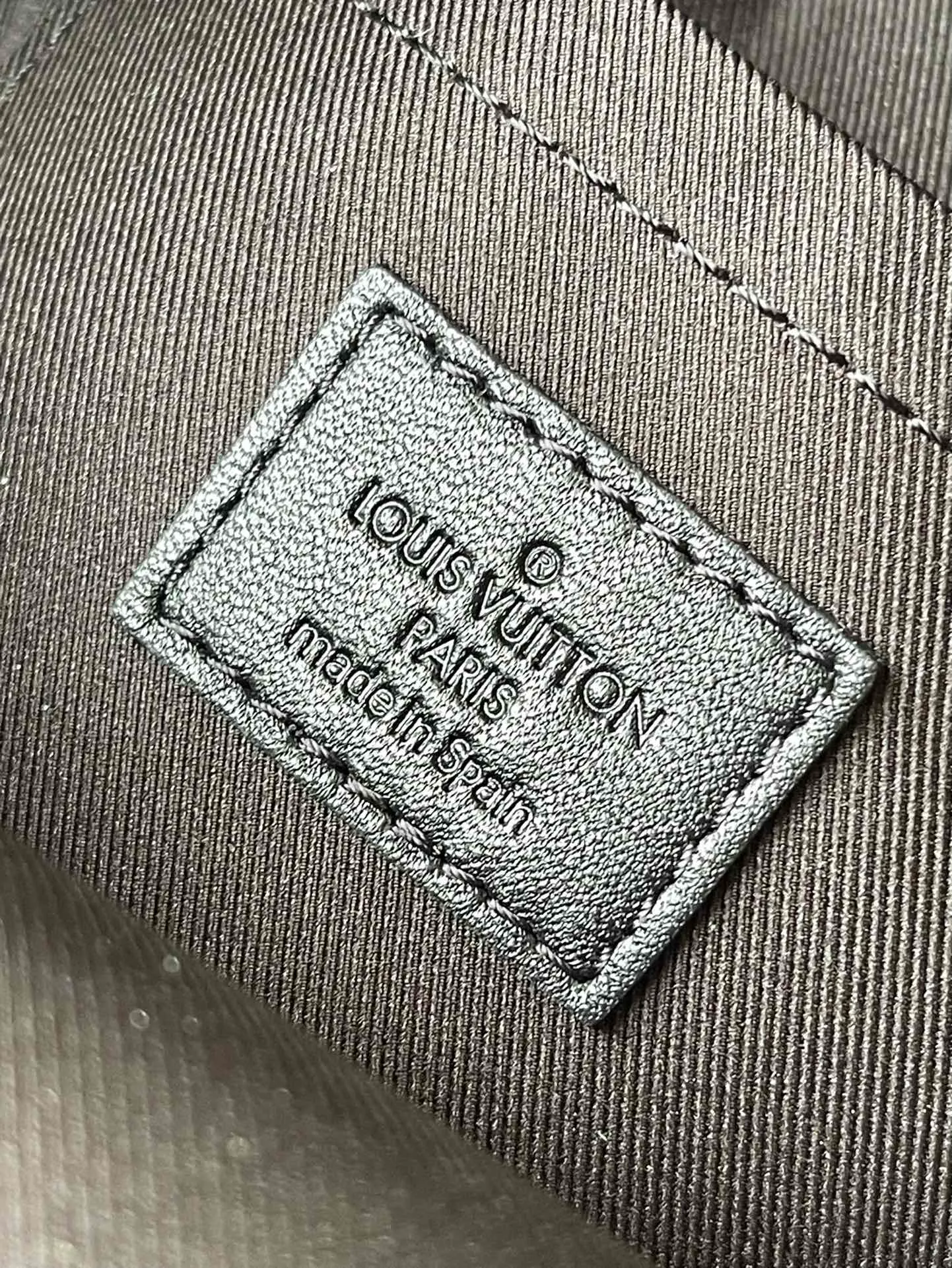 💰720 Top original order M44873 supports counter inspection. The photo taken of duty-free goods is consistent with the product and has not been unpacked. This product is an exclusive duty-free product in the market and is the highest-end product. Inspection is supported. This product has passed strict inspection and is flawless. Please wear gloves when touching the product. This product is not returnable or exchangeable. Please confirm the product first and then remove the label on the handle. This product is temporarily not open to the public, only regular customers, and is in short supply. Dimensions: 17 x 22 x 10 cm