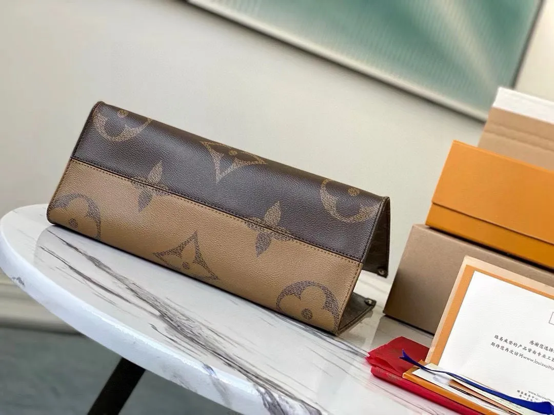 💰760 (Flower Shoulder Strap) Top Original M45039 Presbyopic Long Shoulder Strap Onthego medium handbag is decorated with classic Monogram canvas and Monogram Reverse canvas on both sides, presenting different styles at will. Toron's dual handles and shoulder strap allow for a variety of carrying options. Dimensions: 35 x 27 x 14 cm
