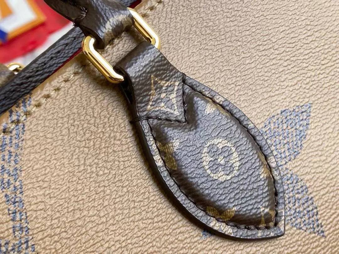 💰760 (Flower Shoulder Strap) Top Original M45039 Presbyopic Long Shoulder Strap Onthego medium handbag is decorated with classic Monogram canvas and Monogram Reverse canvas on both sides, presenting different styles at will. Toron's dual handles and shoulder strap allow for a variety of carrying options. Dimensions: 35 x 27 x 14 cm