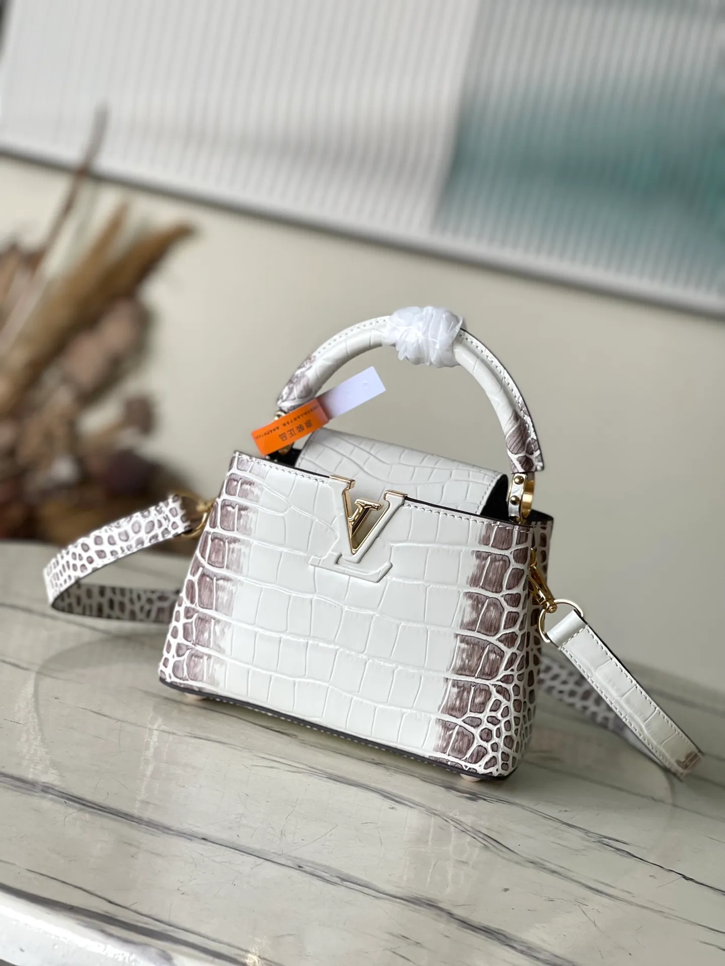 💰2160 (Special grade original leather) M22002 Himalayan crocodile pattern gold buckle This Capucines mini handbag is made of crocodile pattern leather, with a luxurious texture. Lined with premium sheepskin leather and equipped with dazzling hardware. The chic Capucines flap can be stored inside the bag to showcase the brand's logo, or flipped out to reveal the Monogram floral pattern. Its compact size makes this extraordinary bag perfect for evening events. Detailed features 21x14x8 cm (length x height x width)