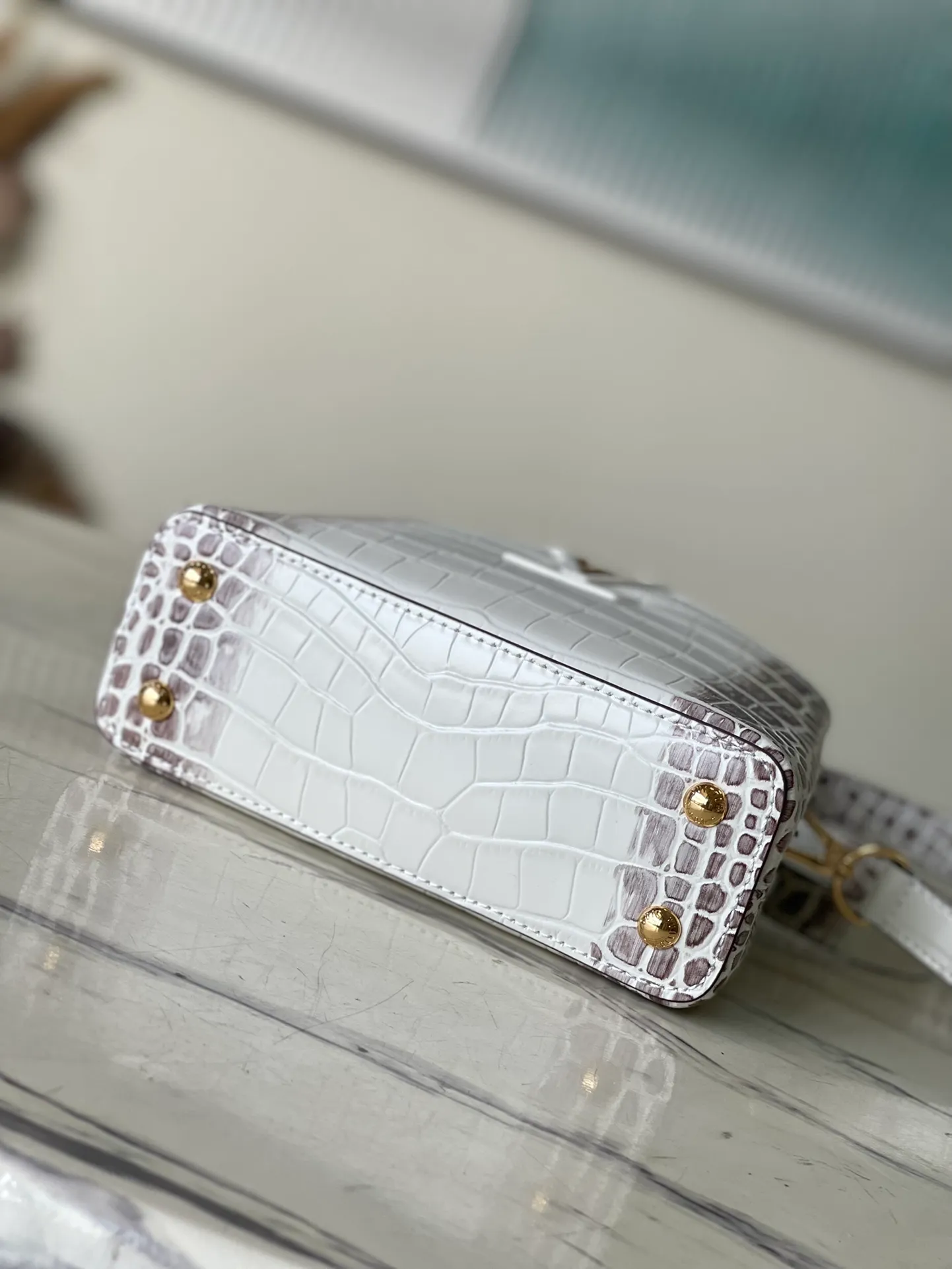 💰2160 (Special grade original leather) M22002 Himalayan crocodile pattern gold buckle This Capucines mini handbag is made of crocodile pattern leather, with a luxurious texture. Lined with premium sheepskin leather and equipped with dazzling hardware. The chic Capucines flap can be stored inside the bag to showcase the brand's logo, or flipped out to reveal the Monogram floral pattern. Its compact size makes this extraordinary bag perfect for evening events. Detailed features 21x14x8 cm (length x height x width)