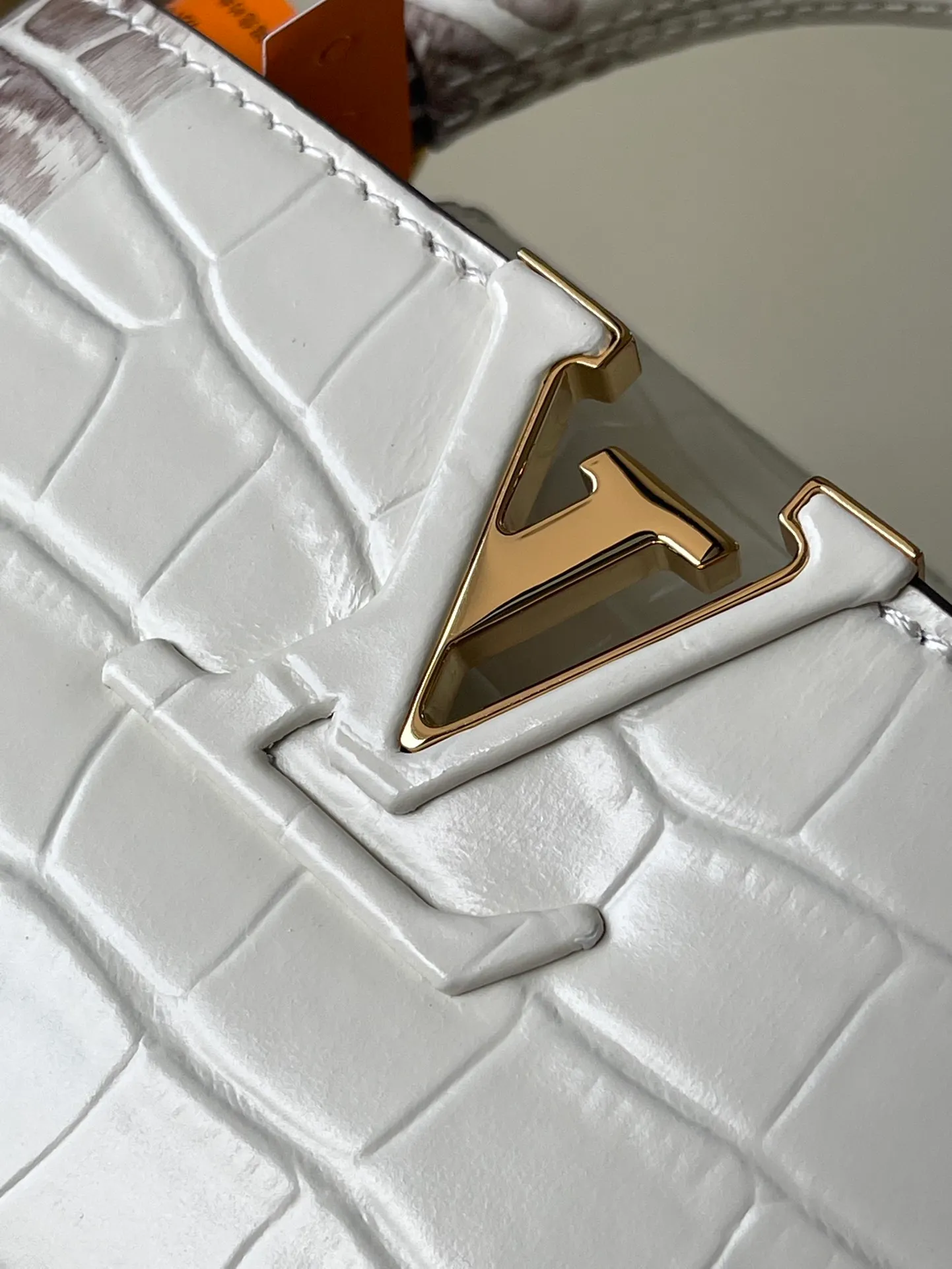 💰2160 (Special grade original leather) M22002 Himalayan crocodile pattern gold buckle This Capucines mini handbag is made of crocodile pattern leather, with a luxurious texture. Lined with premium sheepskin leather and equipped with dazzling hardware. The chic Capucines flap can be stored inside the bag to showcase the brand's logo, or flipped out to reveal the Monogram floral pattern. Its compact size makes this extraordinary bag perfect for evening events. Detailed features 21x14x8 cm (length x height x width)