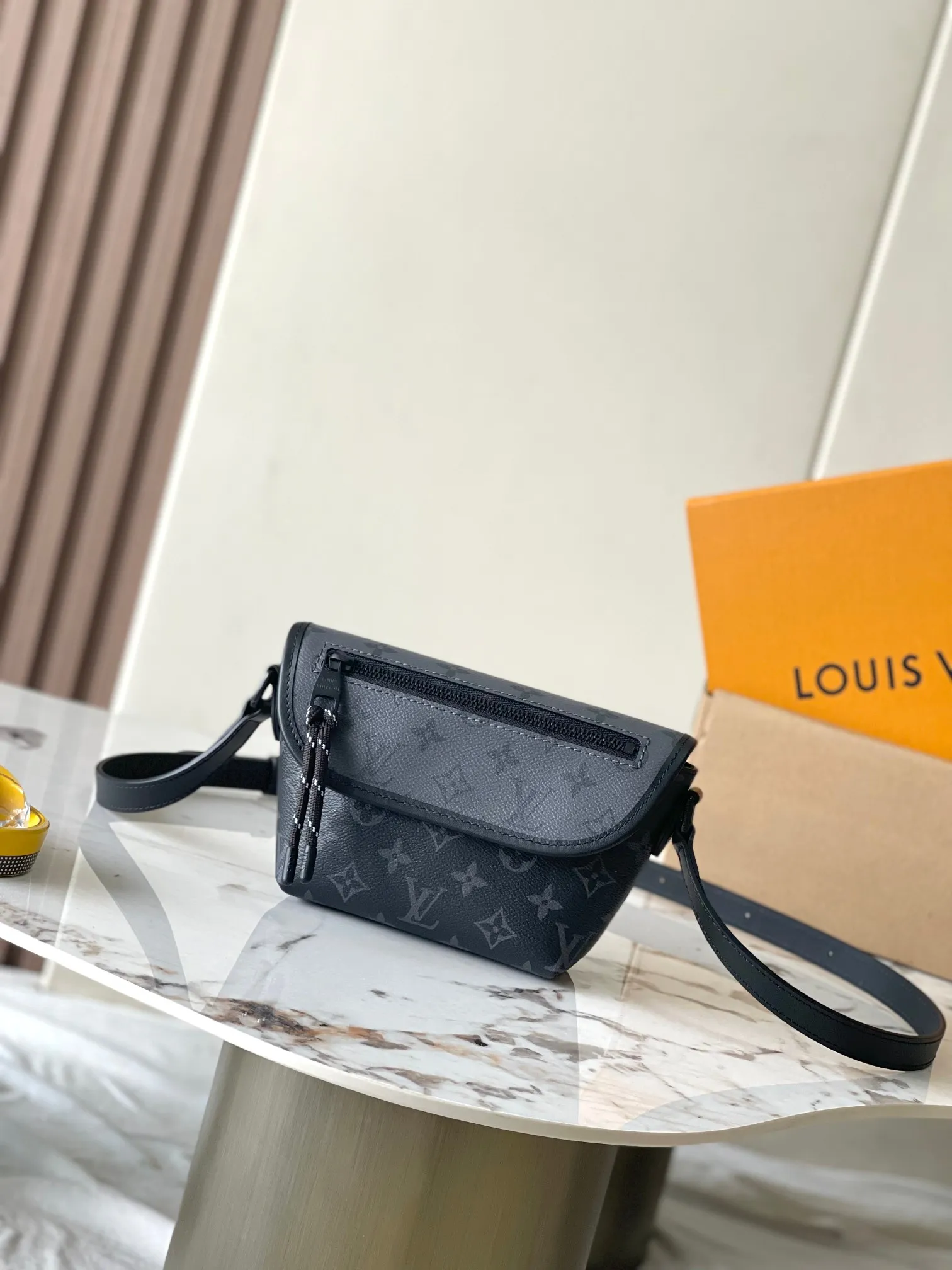 p1600 [Special grade MB chip version original leather] This Pulse mini handbag Model: M12806 gray dynamic chip version Material: A-grade all-steel hardware, imported original cowhide Packaging: full set of original duty-free MB packaging Size: 22.5*16*5CM