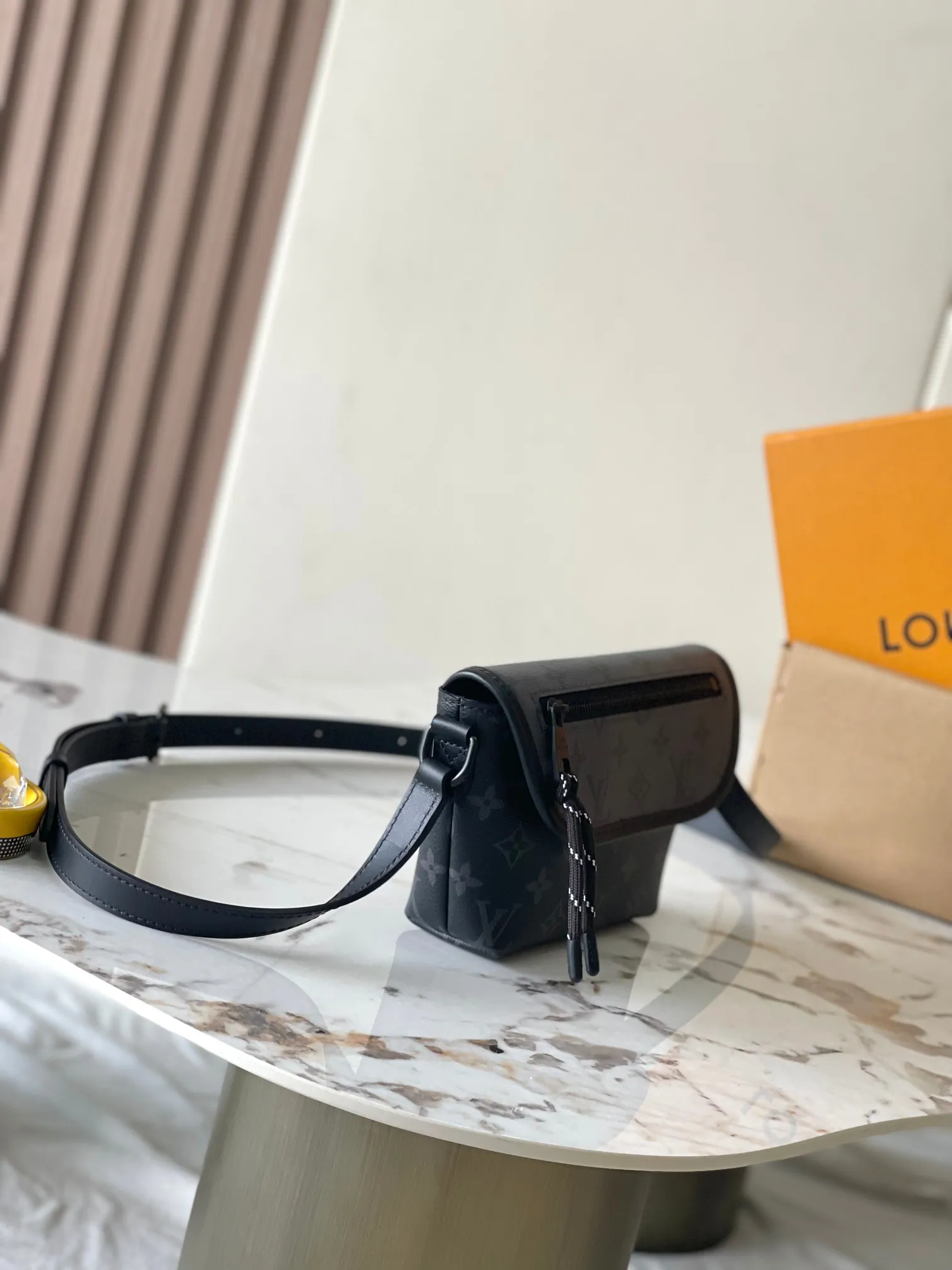p1600 [Special grade MB chip version original leather] This Pulse mini handbag Model: M12806 gray dynamic chip version Material: A-grade all-steel hardware, imported original cowhide Packaging: full set of original duty-free MB packaging Size: 22.5*16*5CM