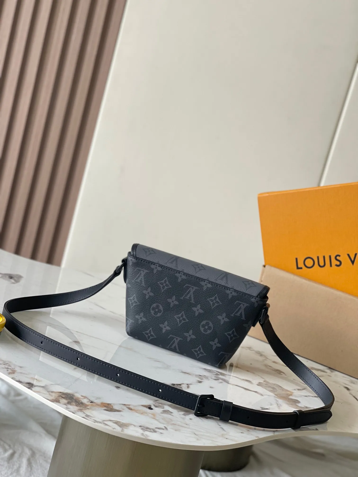 p1600 [Special grade MB chip version original leather] This Pulse mini handbag Model: M12806 gray dynamic chip version Material: A-grade all-steel hardware, imported original cowhide Packaging: full set of original duty-free MB packaging Size: 22.5*16*5CM