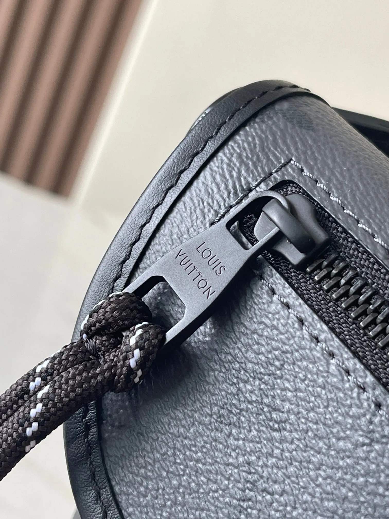 p1600 [Special grade MB chip version original leather] This Pulse mini handbag Model: M12806 gray dynamic chip version Material: A-grade all-steel hardware, imported original cowhide Packaging: full set of original duty-free MB packaging Size: 22.5*16*5CM
