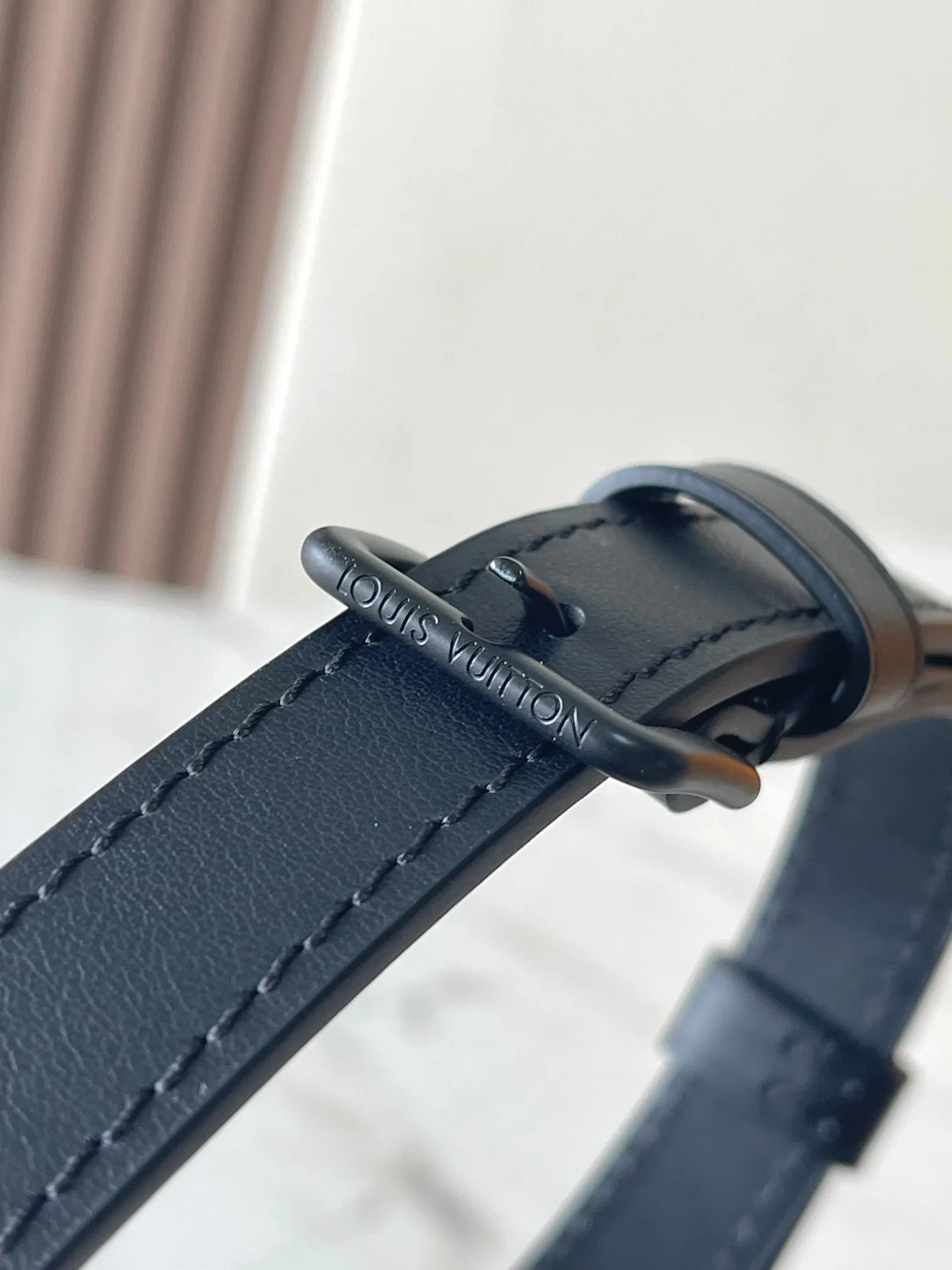 p1600 [Special grade MB chip version original leather] This Pulse mini handbag Model: M12806 gray dynamic chip version Material: A-grade all-steel hardware, imported original cowhide Packaging: full set of original duty-free MB packaging Size: 22.5*16*5CM