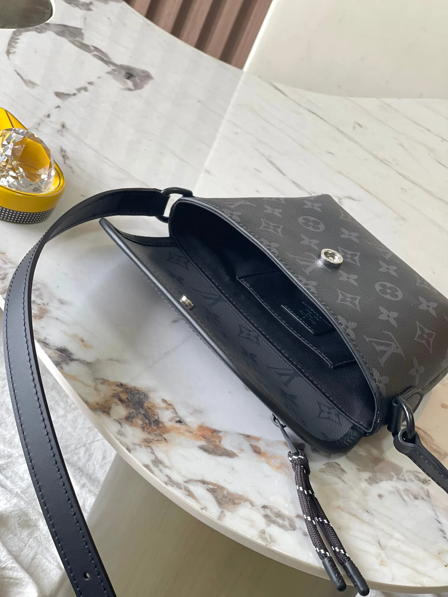 p1600 [Special grade MB chip version original leather] This Pulse mini handbag Model: M12806 gray dynamic chip version Material: A-grade all-steel hardware, imported original cowhide Packaging: full set of original duty-free MB packaging Size: 22.5*16*5CM