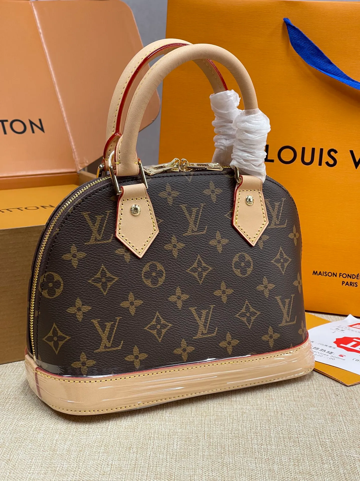 [Upgraded version] P560💰 Upgraded version LV ALMA BB presbyopic classic shell bag💝 comes with a full set of packaging💖M53152. The interior space is sufficient, and it is a relatively cost-effective LV bag under 10,000 yuan. The small size can be carried on the shoulder or the alma handbag originated in 1934. Over time, it has gradually evolved in shape from a square-cornered travel bag to today's representative of elegant women's handbags❣️Size: 23.5x17.5 x 11.5 cm (length x height x width) -Natural cowhide trim and key cover -Hand-held or cross-body -Double zipper closure with padlock -1 inner patch pocket -Cotton lining - Protective rivets on the bottom of the bag