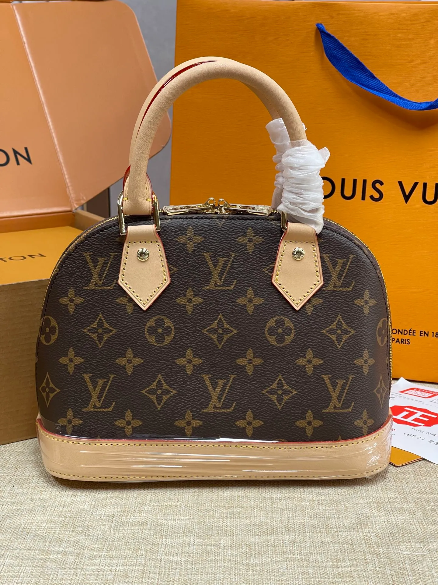 [Upgraded version] P560💰 Upgraded version LV ALMA BB presbyopic classic shell bag💝 comes with a full set of packaging💖M53152. The interior space is sufficient, and it is a relatively cost-effective LV bag under 10,000 yuan. The small size can be carried on the shoulder or the alma handbag originated in 1934. Over time, it has gradually evolved in shape from a square-cornered travel bag to today's representative of elegant women's handbags❣️Size: 23.5x17.5 x 11.5 cm (length x height x width) -Natural cowhide trim and key cover -Hand-held or cross-body -Double zipper closure with padlock -1 inner patch pocket -Cotton lining - Protective rivets on the bottom of the bag