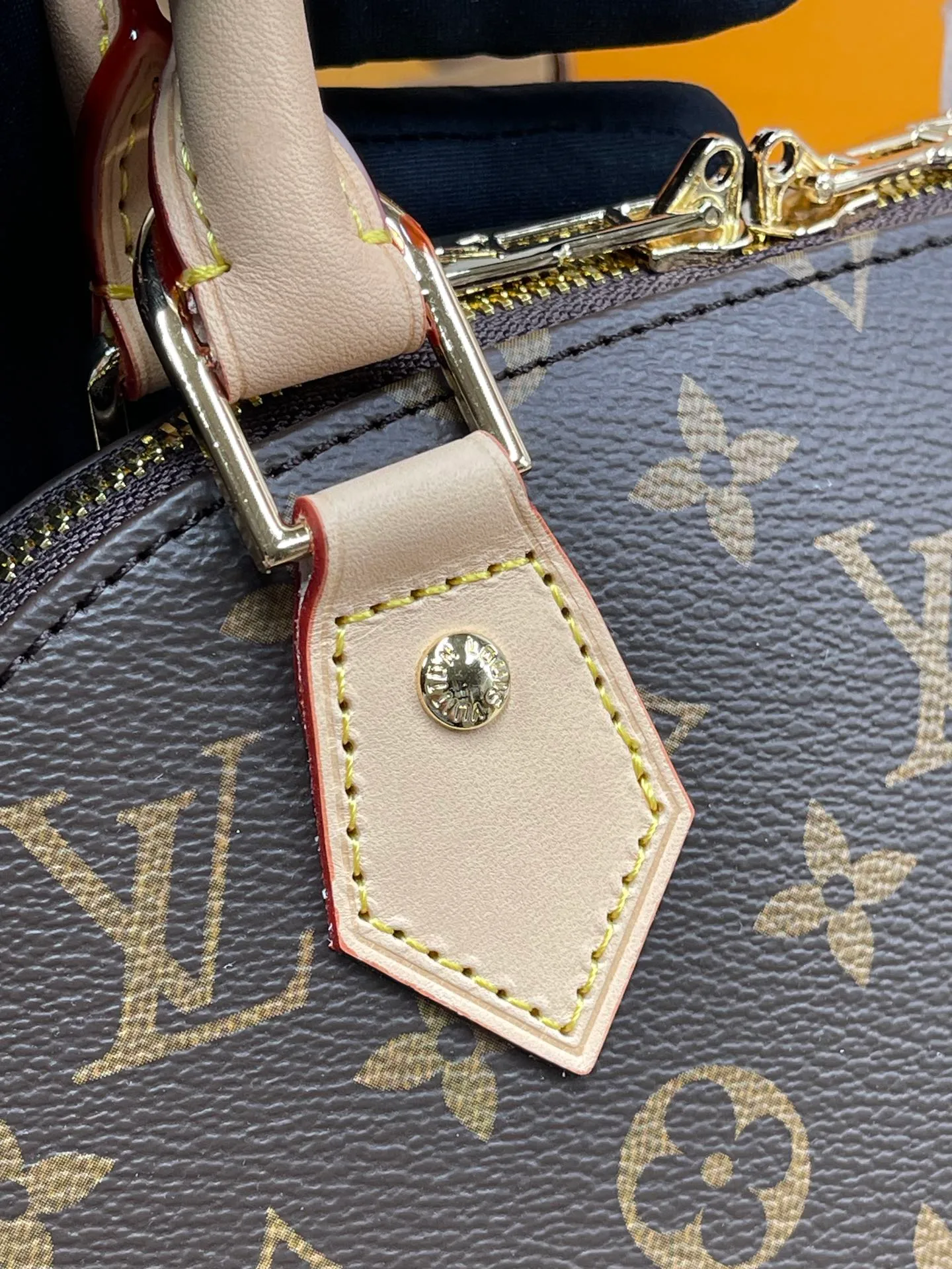 [Upgraded version] P560💰 Upgraded version LV ALMA BB presbyopic classic shell bag💝 comes with a full set of packaging💖M53152. The interior space is sufficient, and it is a relatively cost-effective LV bag under 10,000 yuan. The small size can be carried on the shoulder or the alma handbag originated in 1934. Over time, it has gradually evolved in shape from a square-cornered travel bag to today's representative of elegant women's handbags❣️Size: 23.5x17.5 x 11.5 cm (length x height x width) -Natural cowhide trim and key cover -Hand-held or cross-body -Double zipper closure with padlock -1 inner patch pocket -Cotton lining - Protective rivets on the bottom of the bag