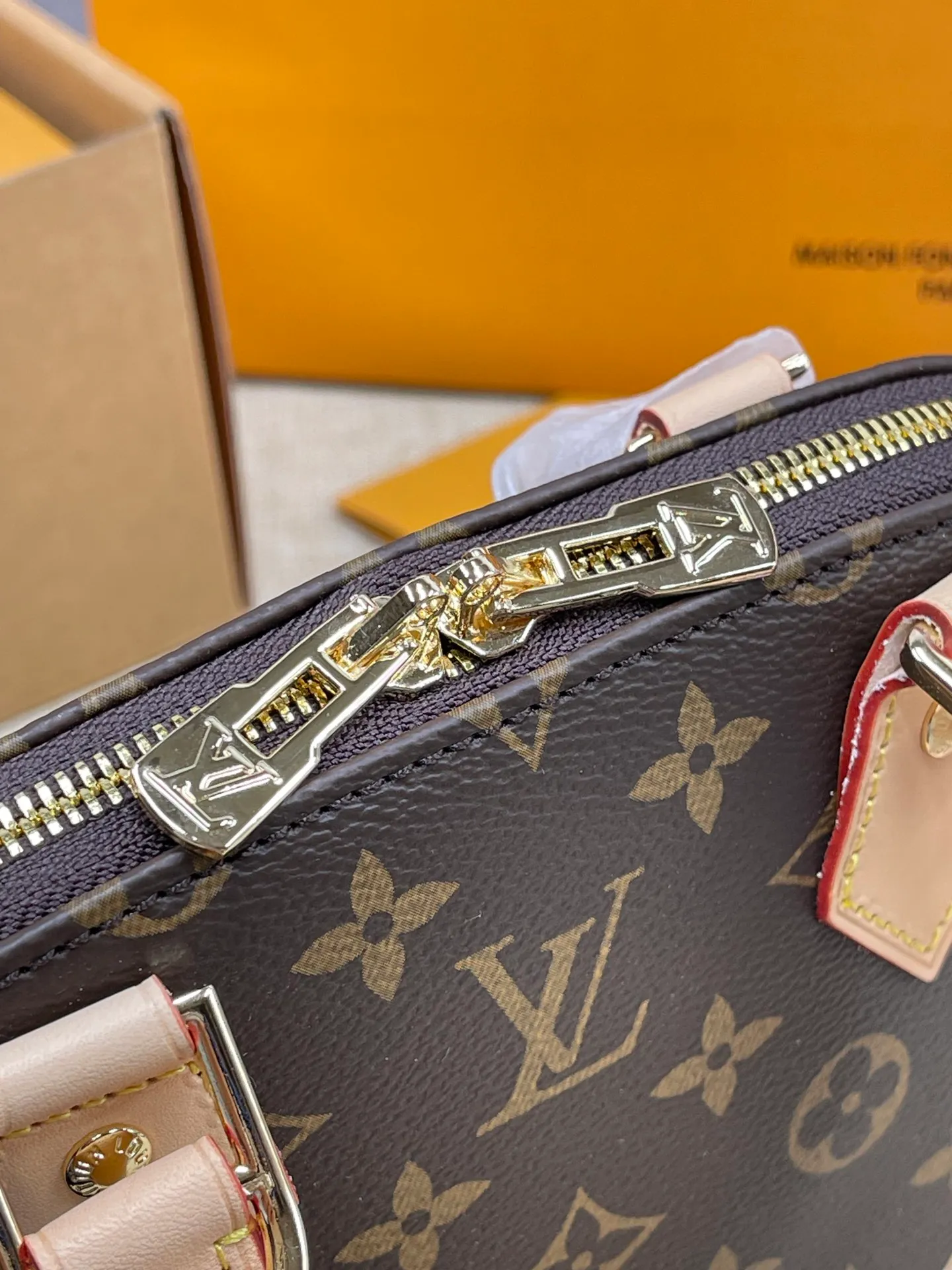[Upgraded version] P560💰 Upgraded version LV ALMA BB presbyopic classic shell bag💝 comes with a full set of packaging💖M53152. The interior space is sufficient, and it is a relatively cost-effective LV bag under 10,000 yuan. The small size can be carried on the shoulder or the alma handbag originated in 1934. Over time, it has gradually evolved in shape from a square-cornered travel bag to today's representative of elegant women's handbags❣️Size: 23.5x17.5 x 11.5 cm (length x height x width) -Natural cowhide trim and key cover -Hand-held or cross-body -Double zipper closure with padlock -1 inner patch pocket -Cotton lining - Protective rivets on the bottom of the bag