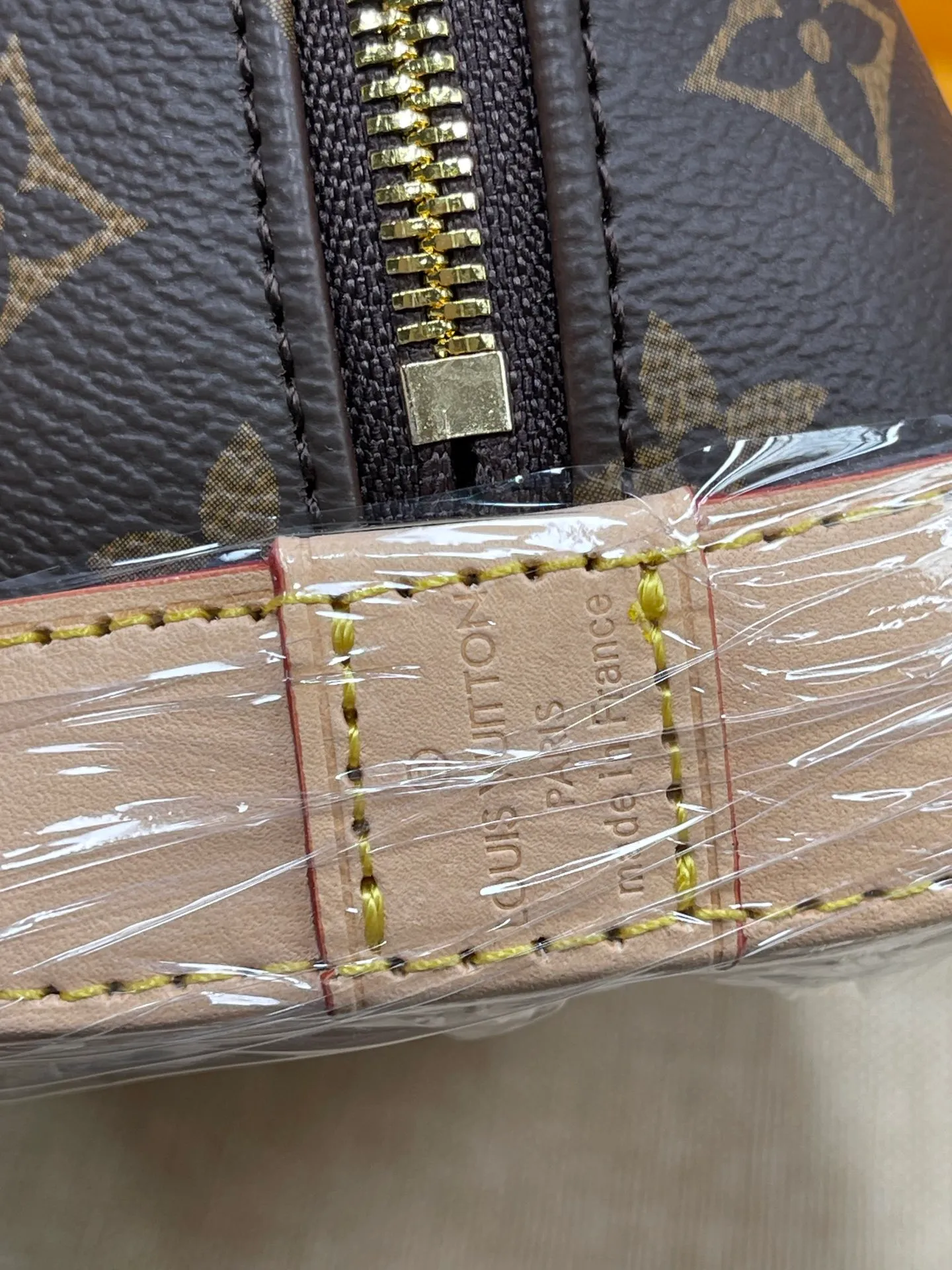 [Upgraded version] P560💰 Upgraded version LV ALMA BB presbyopic classic shell bag💝 comes with a full set of packaging💖M53152. The interior space is sufficient, and it is a relatively cost-effective LV bag under 10,000 yuan. The small size can be carried on the shoulder or the alma handbag originated in 1934. Over time, it has gradually evolved in shape from a square-cornered travel bag to today's representative of elegant women's handbags❣️Size: 23.5x17.5 x 11.5 cm (length x height x width) -Natural cowhide trim and key cover -Hand-held or cross-body -Double zipper closure with padlock -1 inner patch pocket -Cotton lining - Protective rivets on the bottom of the bag