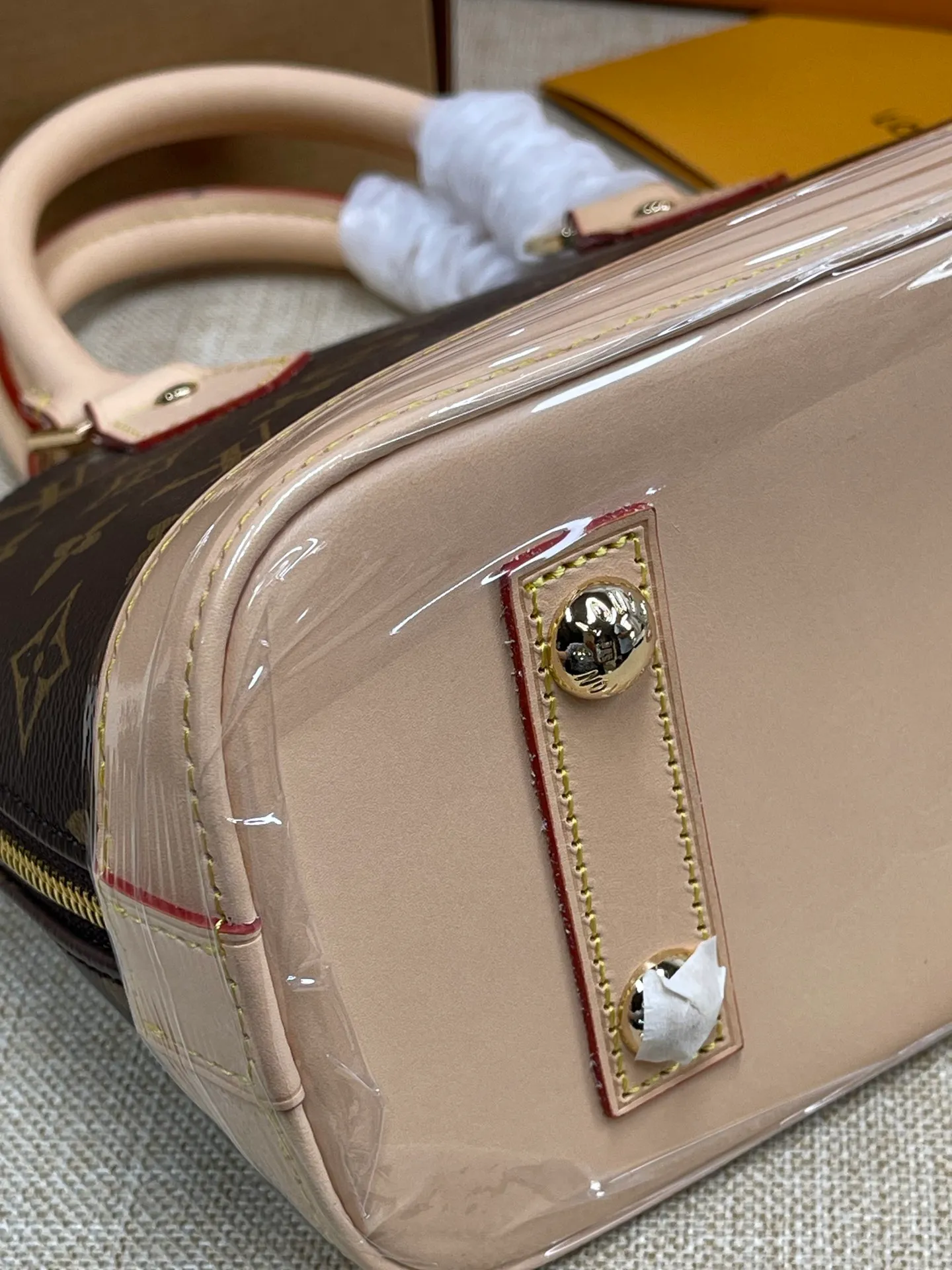 [Upgraded version] P560💰 Upgraded version LV ALMA BB presbyopic classic shell bag💝 comes with a full set of packaging💖M53152. The interior space is sufficient, and it is a relatively cost-effective LV bag under 10,000 yuan. The small size can be carried on the shoulder or the alma handbag originated in 1934. Over time, it has gradually evolved in shape from a square-cornered travel bag to today's representative of elegant women's handbags❣️Size: 23.5x17.5 x 11.5 cm (length x height x width) -Natural cowhide trim and key cover -Hand-held or cross-body -Double zipper closure with padlock -1 inner patch pocket -Cotton lining - Protective rivets on the bottom of the bag